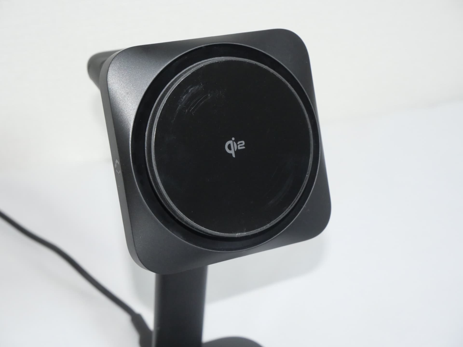 スマートフォン充電用のPadは「Qi2」規格に対応しているので、Qi2に対応しているiPhoneならマグネットで取り付け最大15Wの出力で充電できる