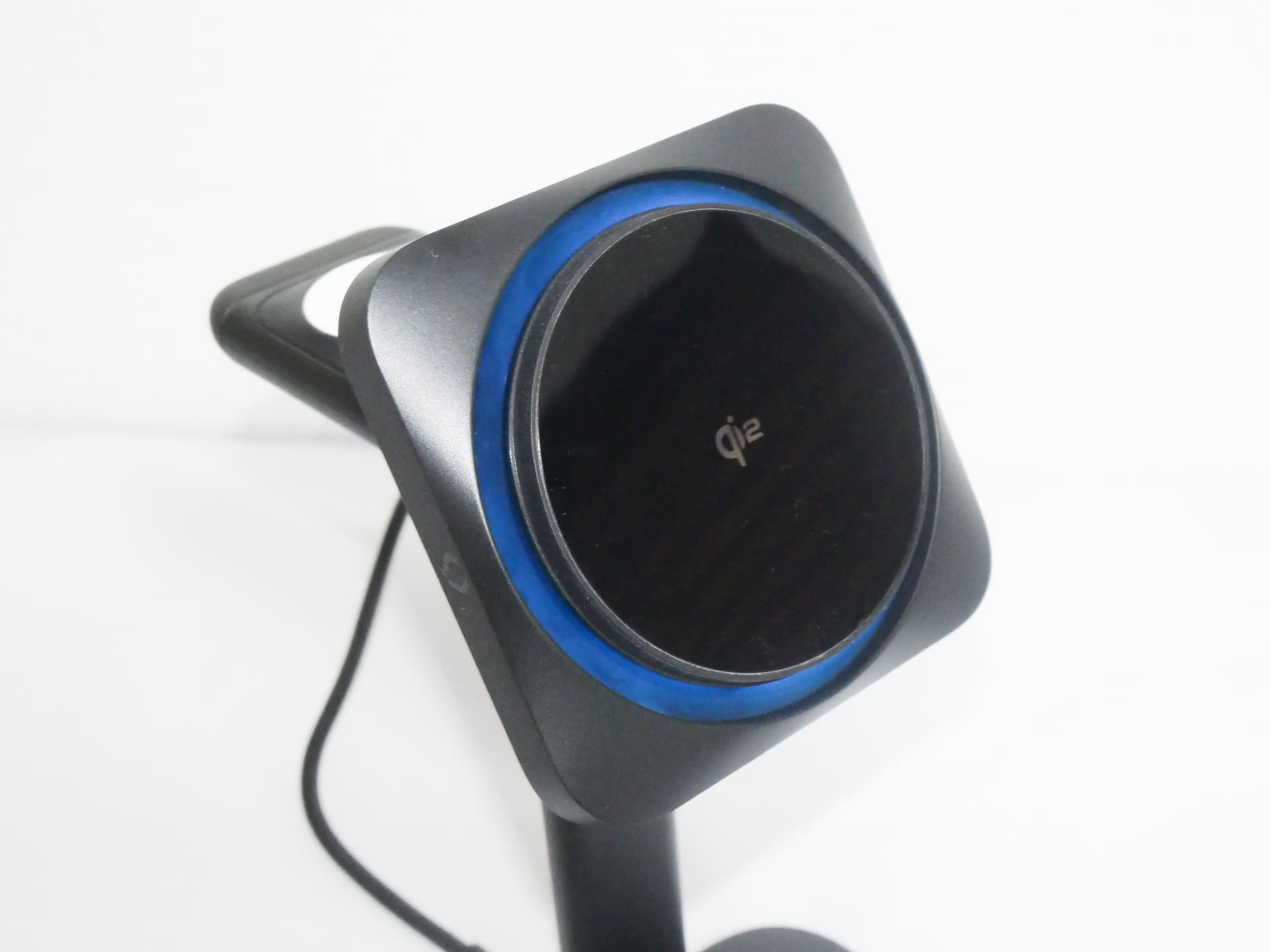 ESR独自の「CryoBoost」で、ファンが回転しスマートフォンを冷却しながらワイヤレス充電できる。CryoBoostが機能している時は充電パッドの周辺が青く光る