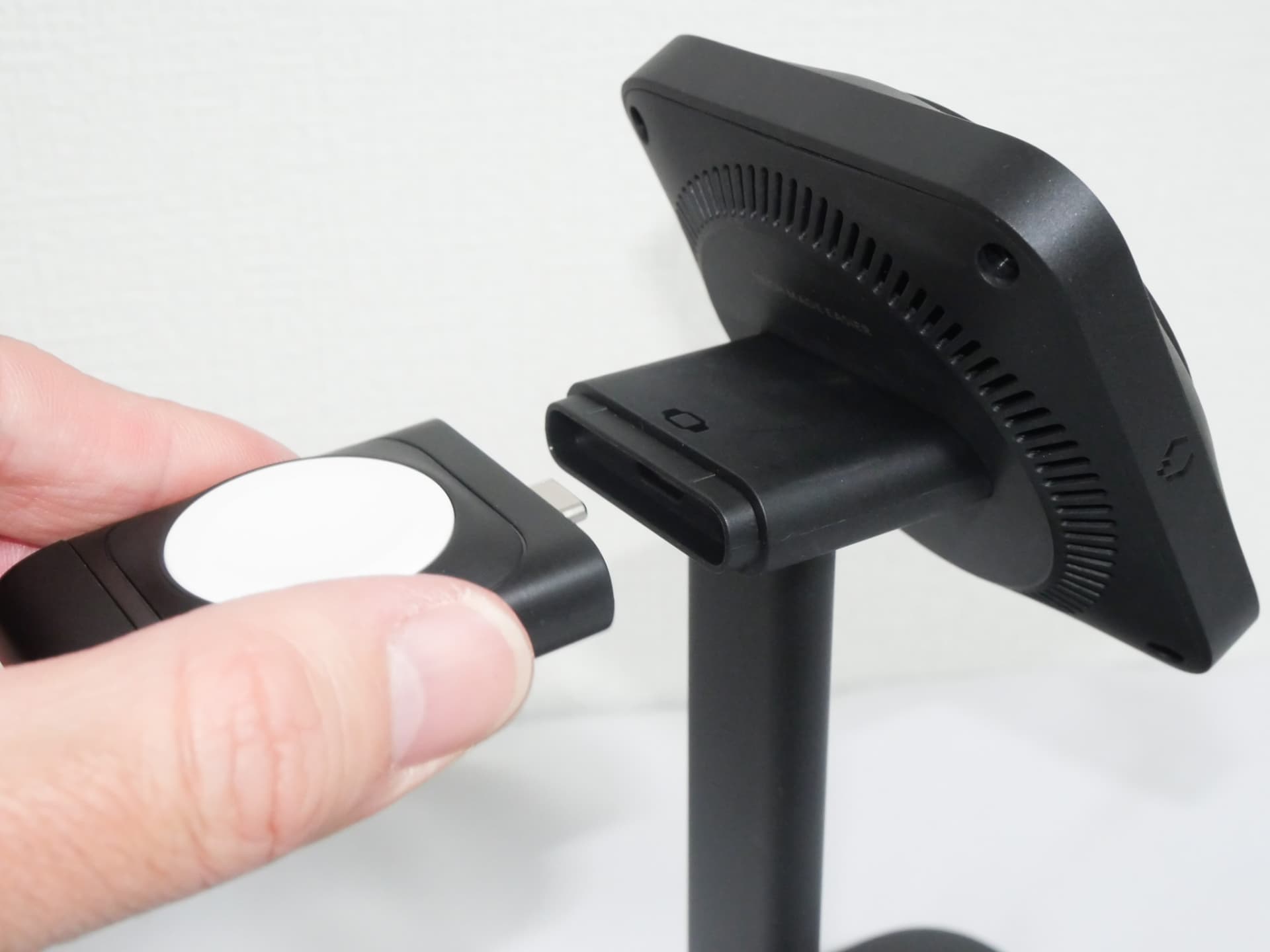 Apple Watchの充電パッドはスタンド本体とUSB Type-Cで接続する仕組みなので、取り外して単独で使うこともできる