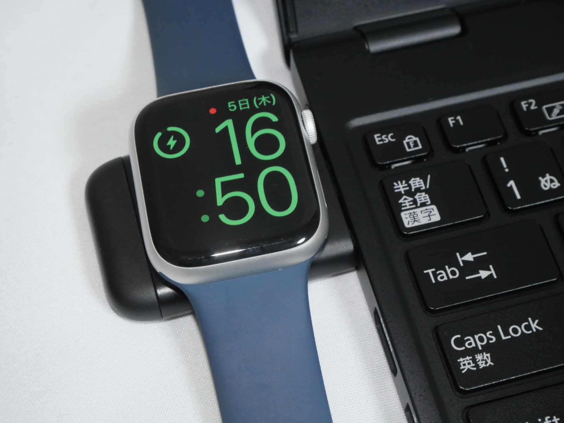 取り外した充電パッドは、パソコンのUSB Type-C端子などに装着すれば臨時の充電用として活用できる