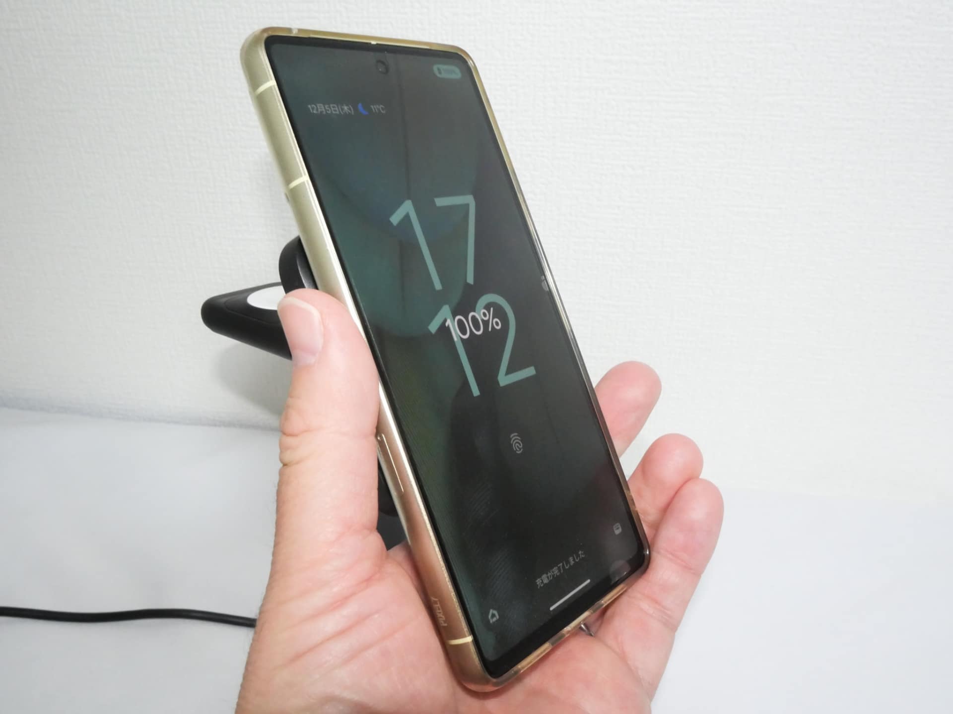 Qi2は下位互換性があるので、Qi対応のAndroidスマートフォンも充電は可能。ただしその形状を考慮すると、マグネットで接続できなければ実用性は低い