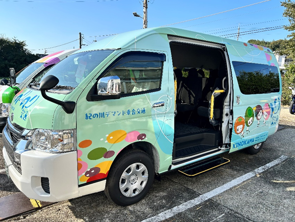 車両のベースは「トヨタ ハイエースグランドキャビン」で、外装は市の中心を流れる紀の川と緑豊かな環境をパステルトーンの水色と緑色で表現し、紀の川市の特産フルーツをモチーフとしたゆるキャラ「ぷるぷる娘」のラッピングを施した親しみやすいデザインになっている
