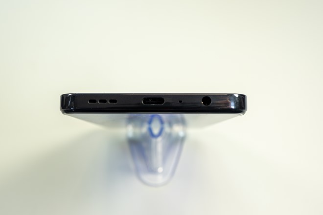 本体下部にType-Cとイヤホンジャック、そしてスピーカーを配置