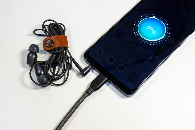 イヤホンジャックがあるので、充電しながらイヤホンもアダプターなどなしでできる