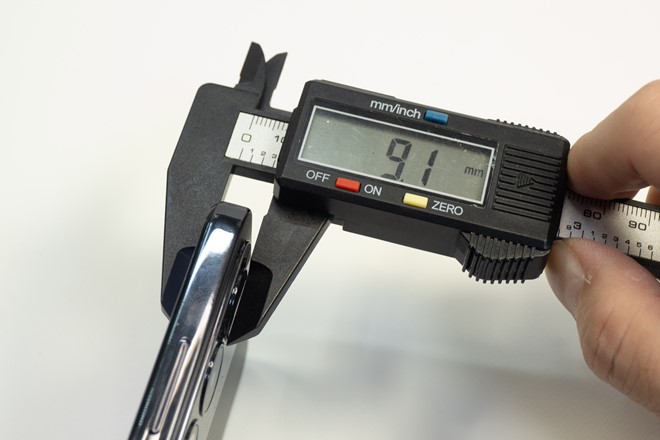 カメラレンズ部分は約9.1mmで突出は約1.4mm