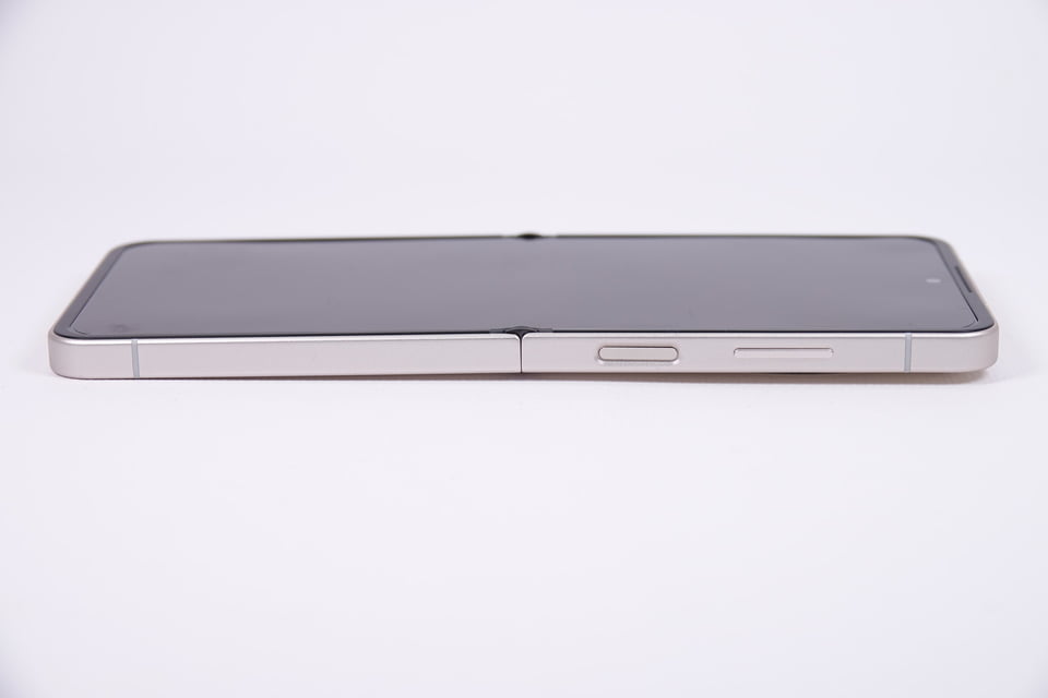 nubia Flip 2 ホワイト 本体 nubia Flip 2｜スマートフォン｜製品｜Y!mobile - 格安SIM