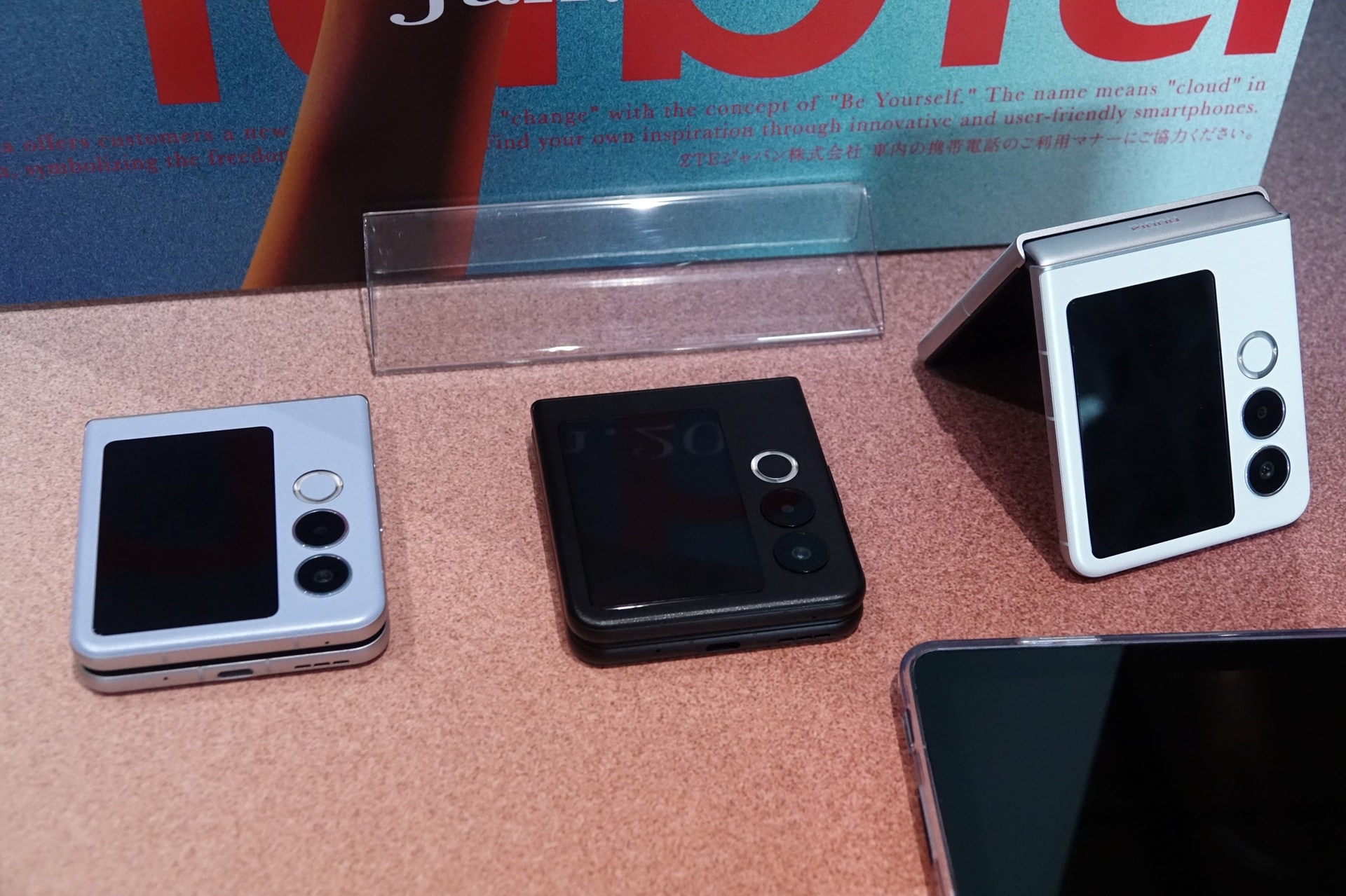 nubia Flip 2。左からライトブルー、ブラック、ホワイト