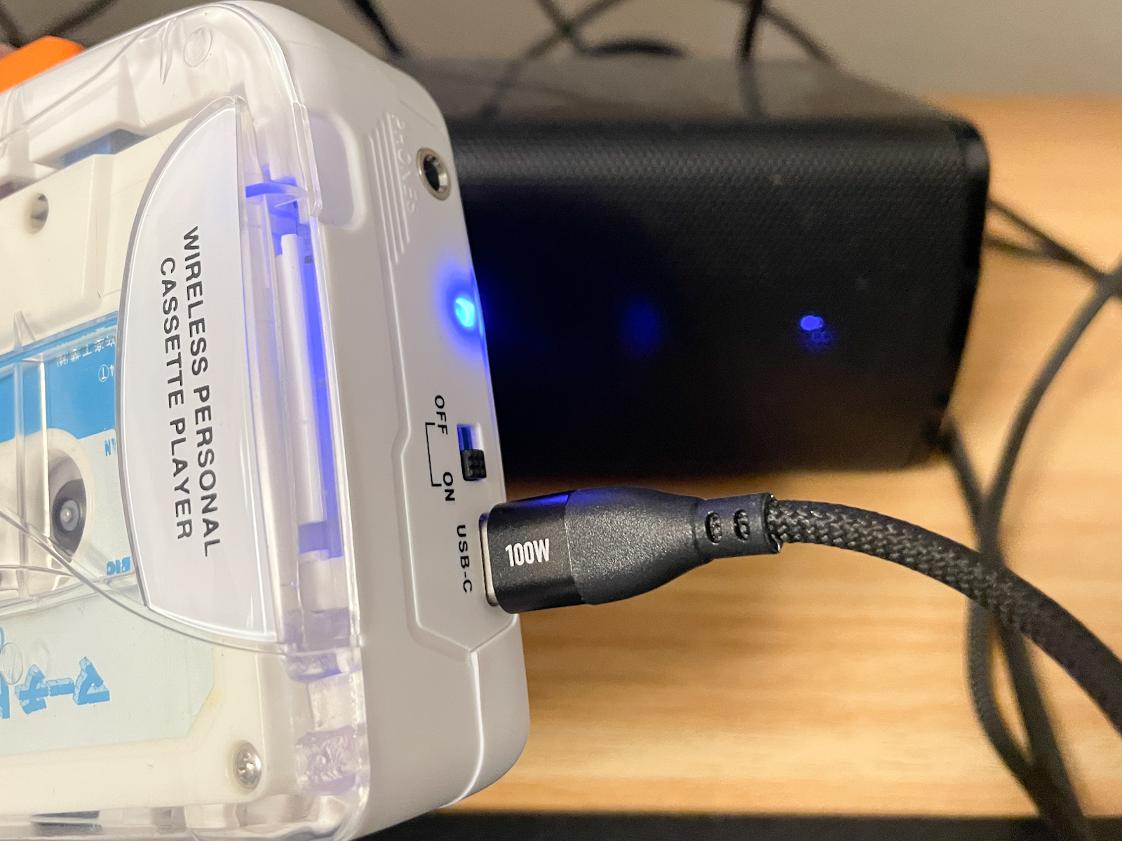 USB給電しながらBluetooth接続してカセットテープを聞くという時代錯誤感。でもちゃんと聴けたことに感動してしまいました。