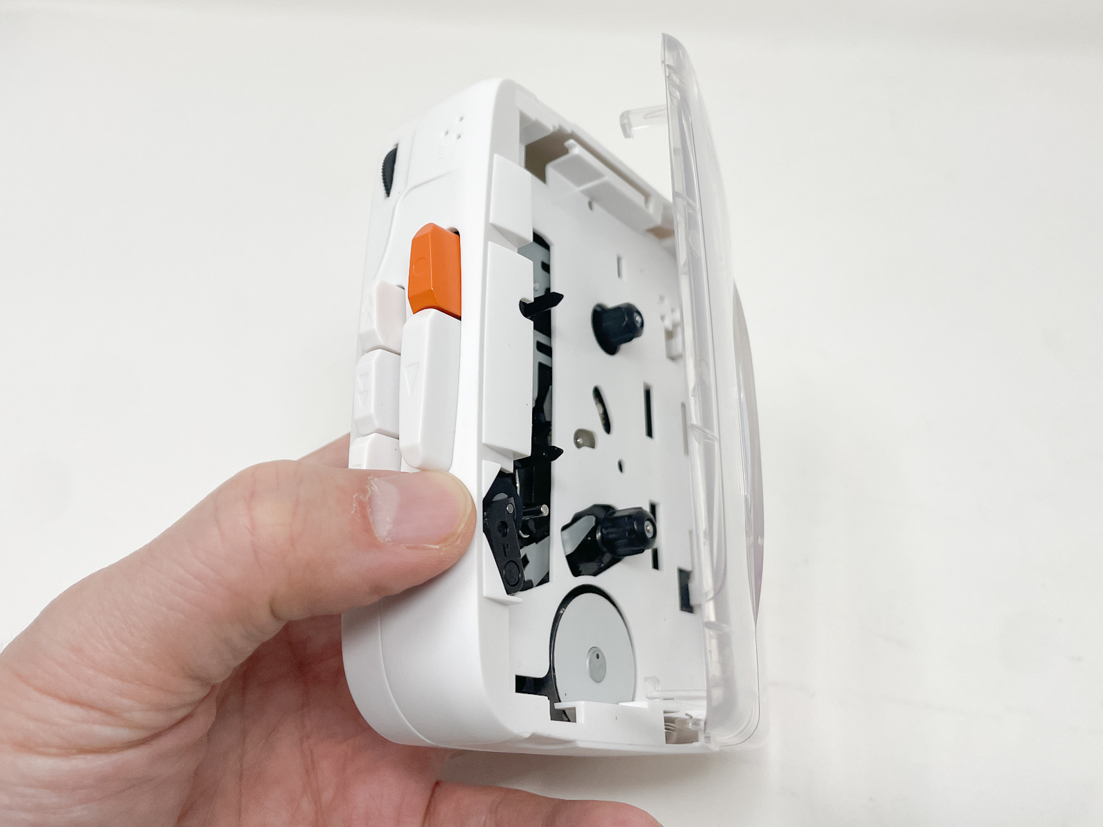 側面のフタをパカッと開いてテープを挿入します。