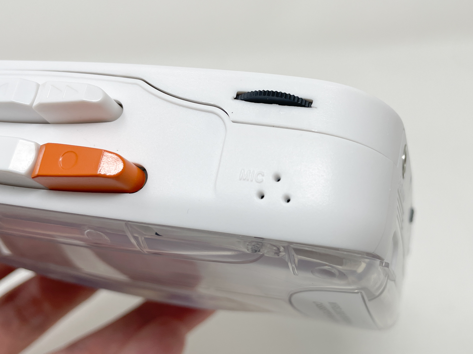 マイクも付属するので録音も可能。録音はオレンジ色のボタンを押し込んで行います。