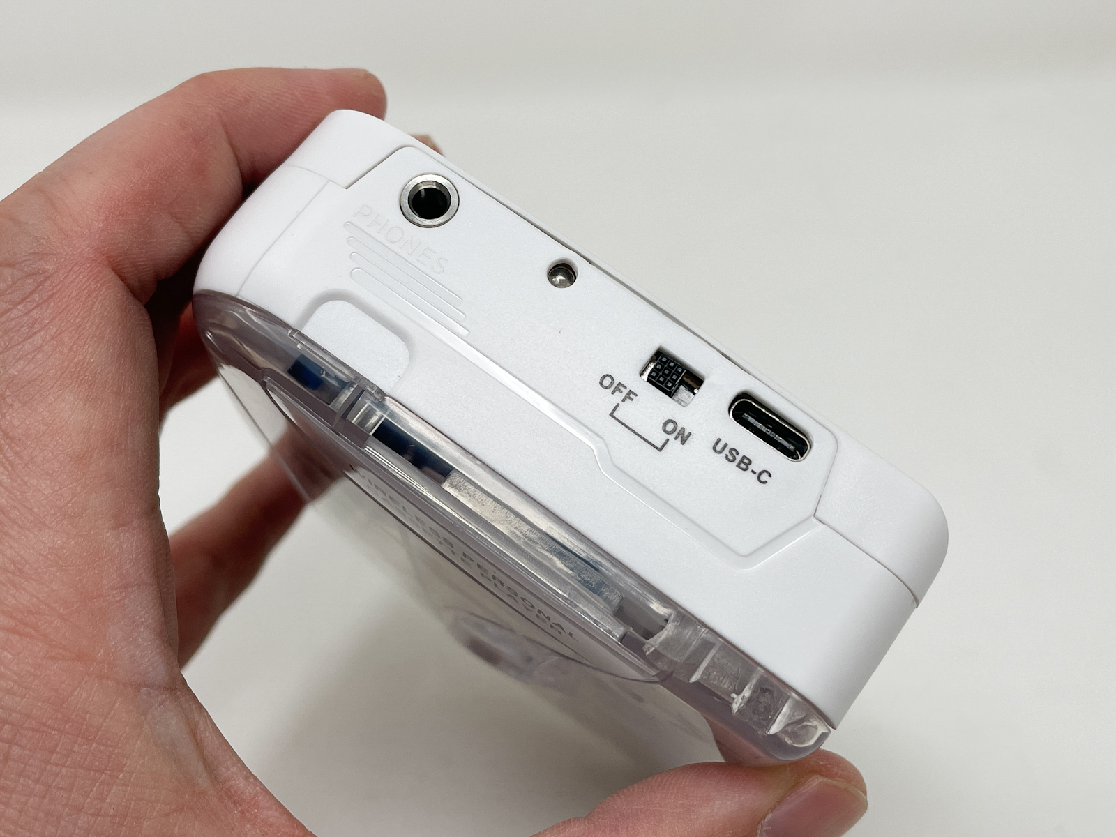 イヤホンジャックの横に、USB給電用のUSB Type-Cポートがあるのが今風。