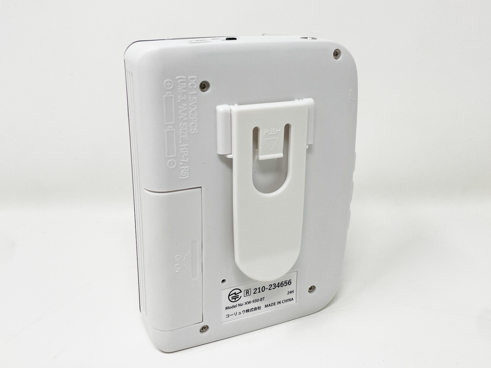 背面には服やポケットなどにひっかけるためのクリップが付属。