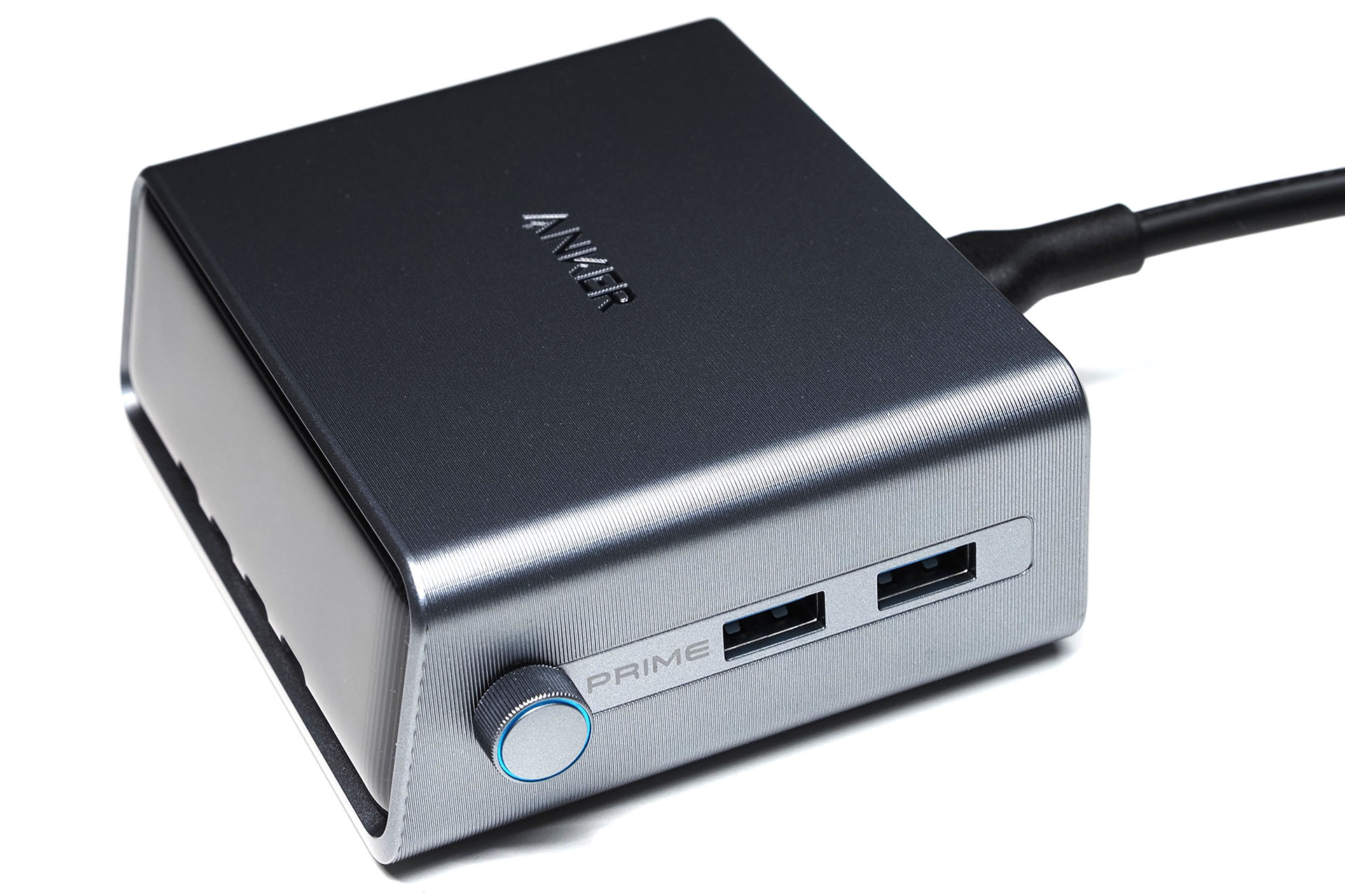 本体右側面にはUSB-A×2ポートがある。丸いツマミはクリック感のあるロータリーエンコーダー（回して値などを設定するロータリースイッチ）で、押すことで決定操作などができる。バーチャルではない物理的なロータリーエンコーダーで非常に小気味よい操作感がある。