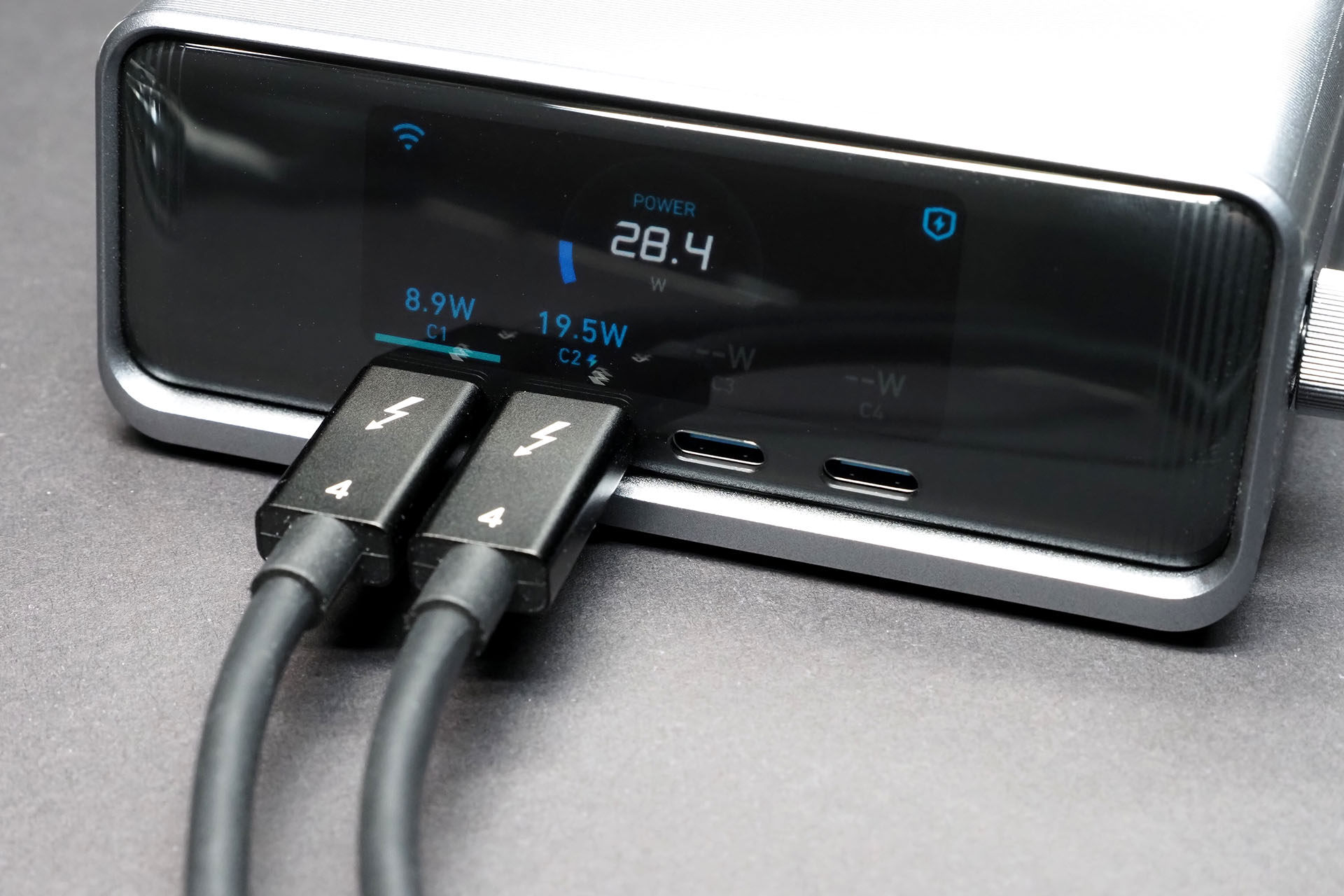 USB-Cポートを使った場合、ポートの真上に出力W数などが表示される。また画面中央には出力合計W数が表示される。