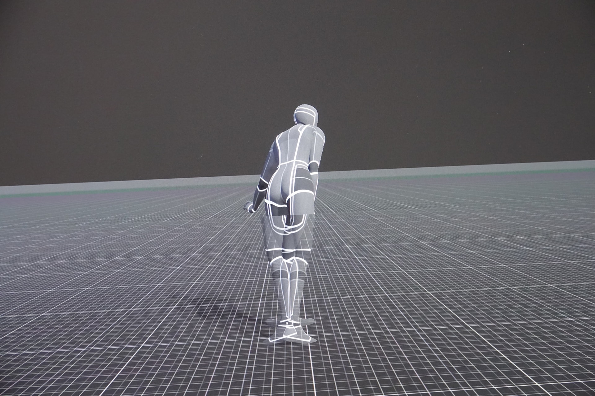 筆者に説明しながらさまざまな動きを見せるのは、mocopiチーム 事業開発/パートナー開発担当の南翔太氏
