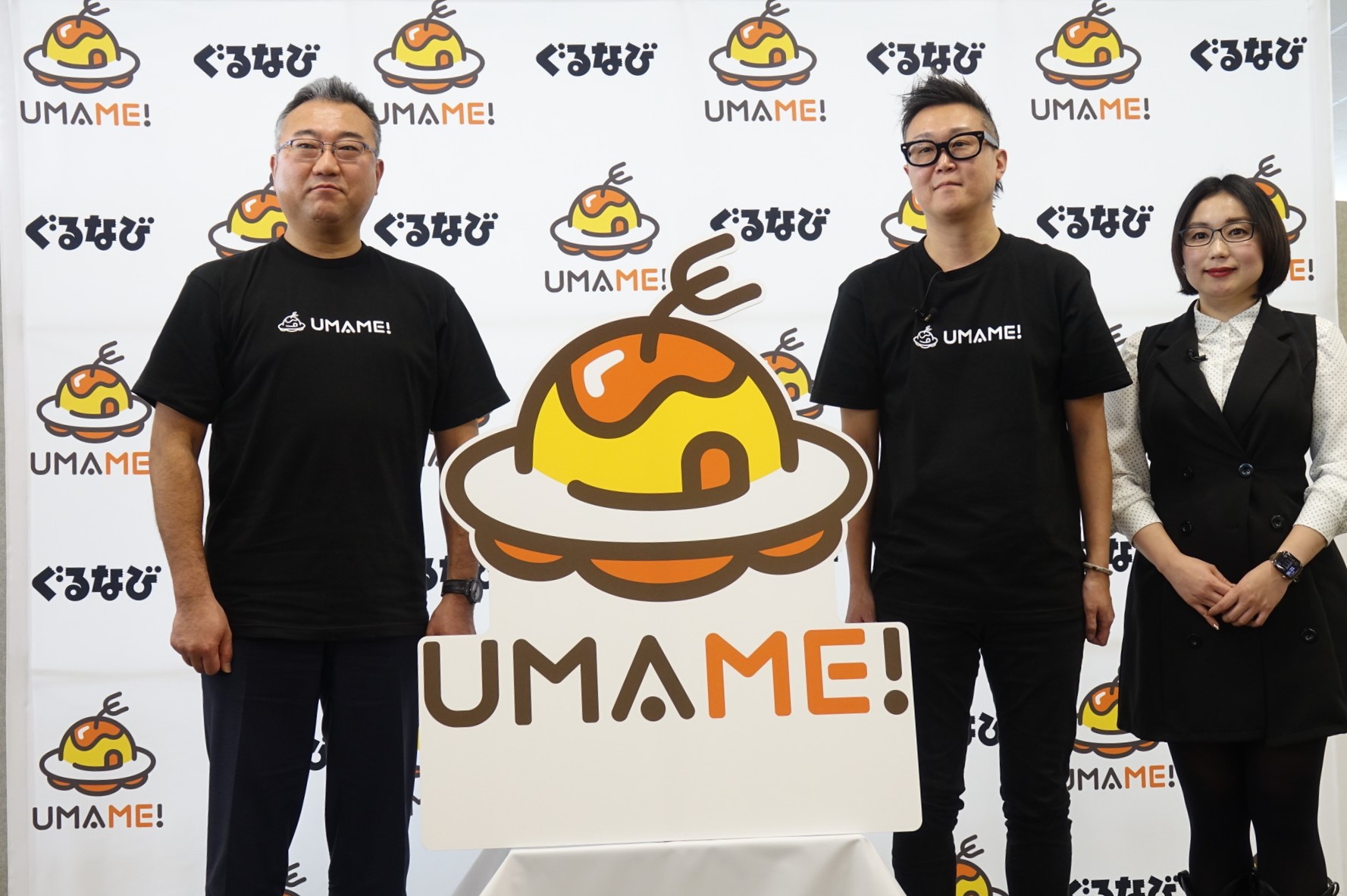 左からぐるなび 杉原章郎 代表取締役社長、同 岩本俊明 CTO、トークセッションに登壇したライター 弓月ひろみ氏