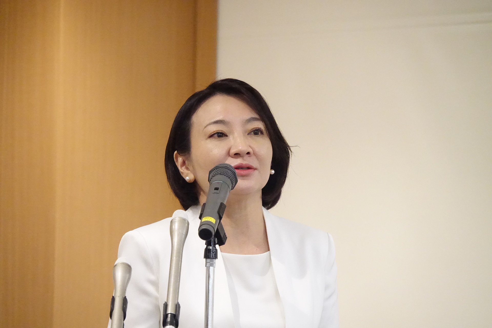 江東区 大久保朋果区長と港区 清家愛区長があいさつ