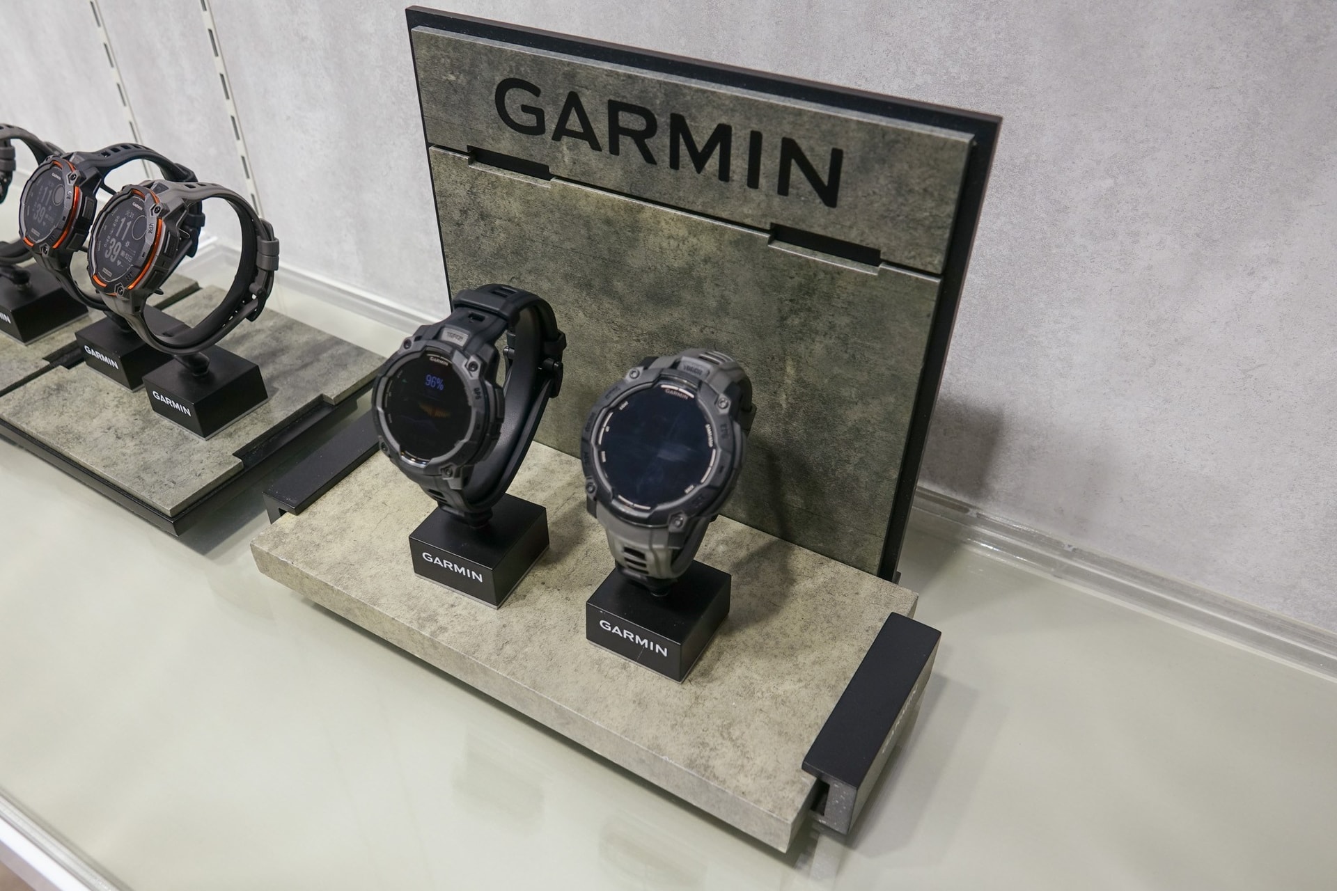 「Instinct 3 AMOLED」左が45mm、右が50mm