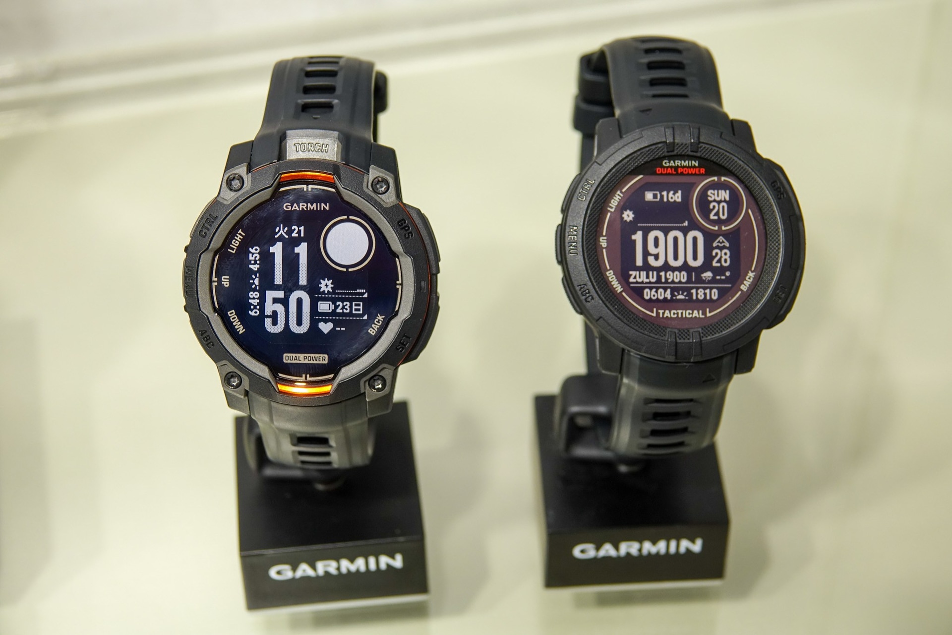 左が「Instinct 3 Dual Power」、右が「Instinct 2 Dual Power」。ディスプレイとソーラー充電パネルの改善により視認性が上がった
