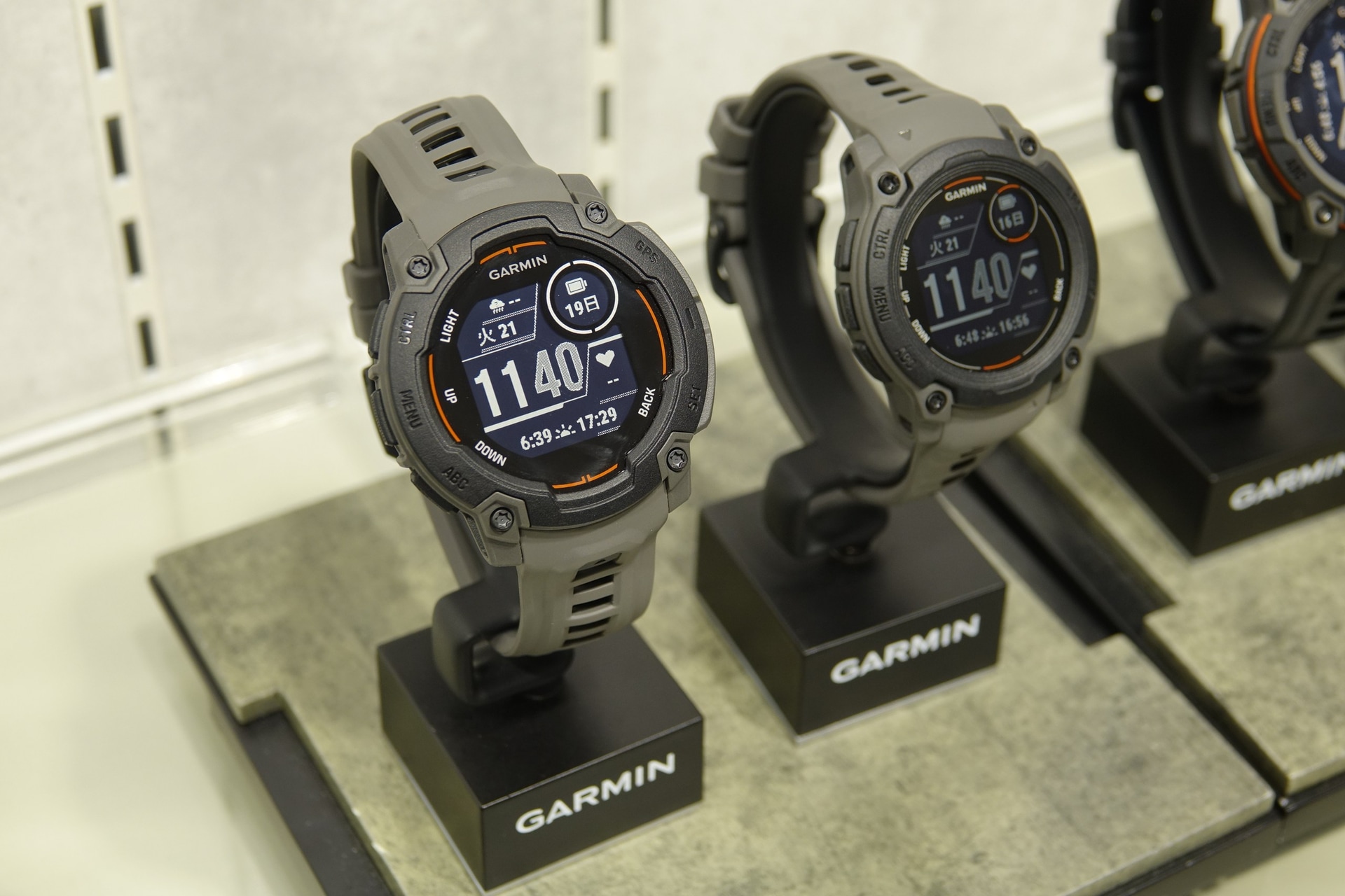 Instinct E　左が45mm、右が40mm