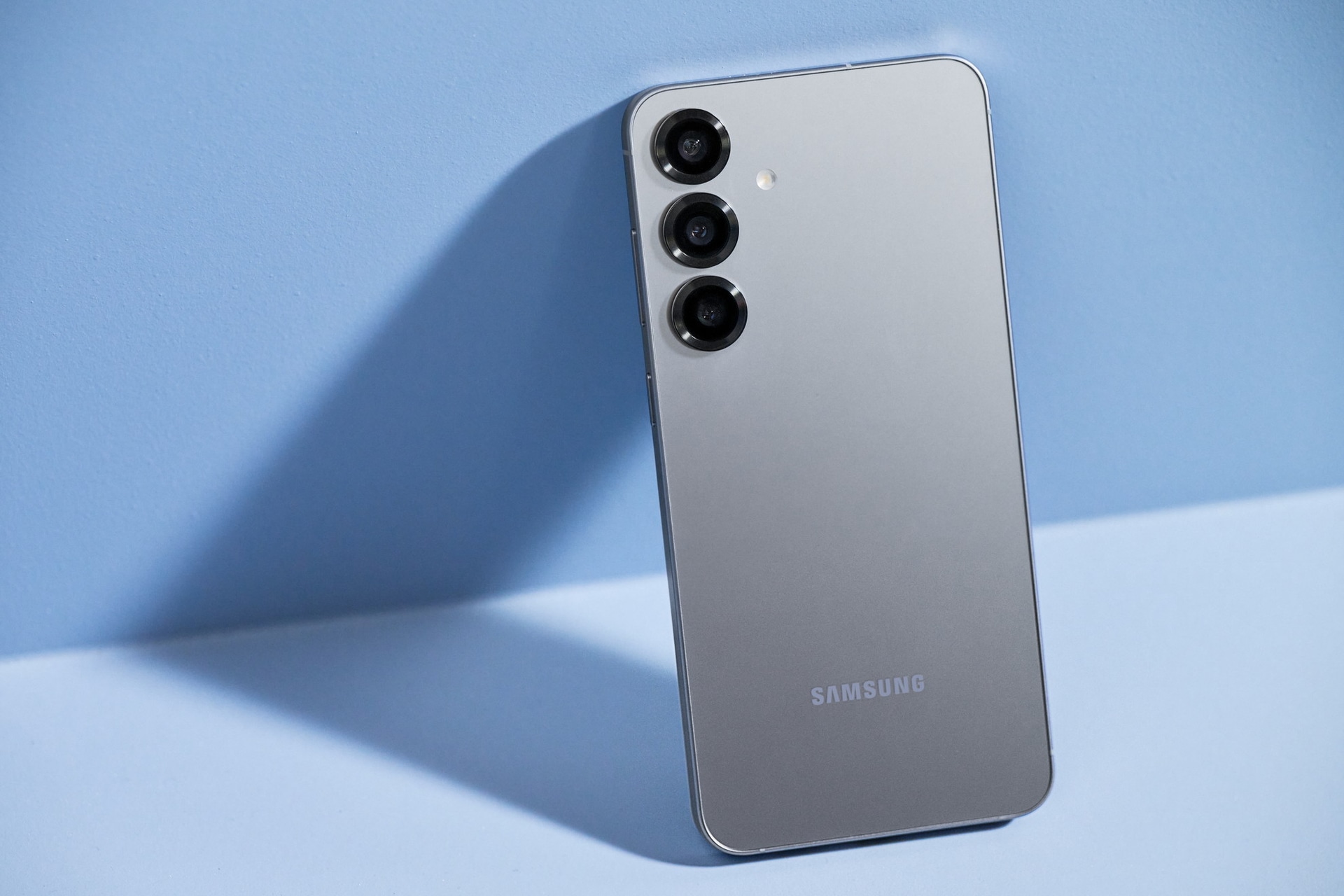 Galaxy S25のアイシーブルーとシルバーシャドウ