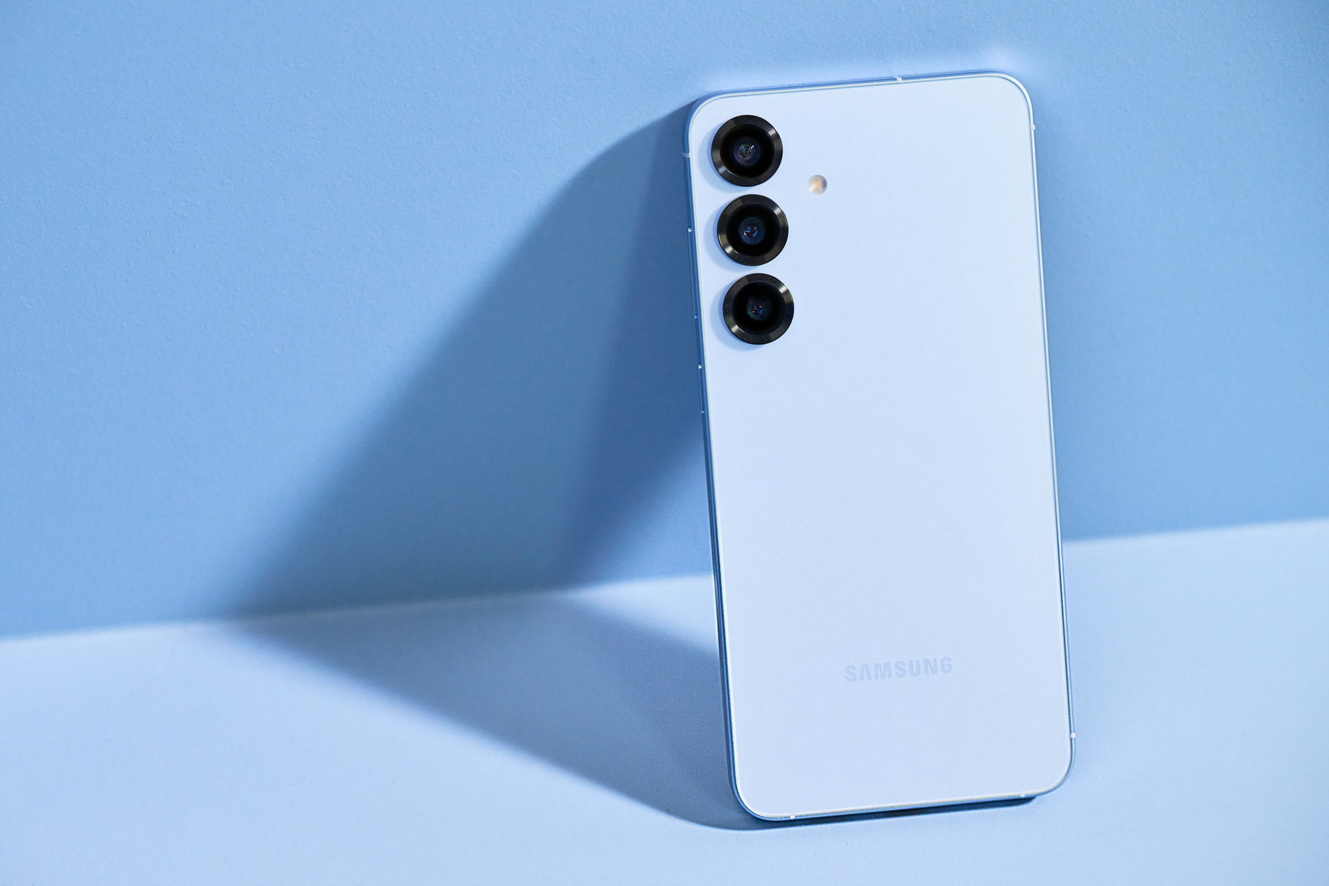 Galaxy S25のアイシーブルーとシルバーシャドウ