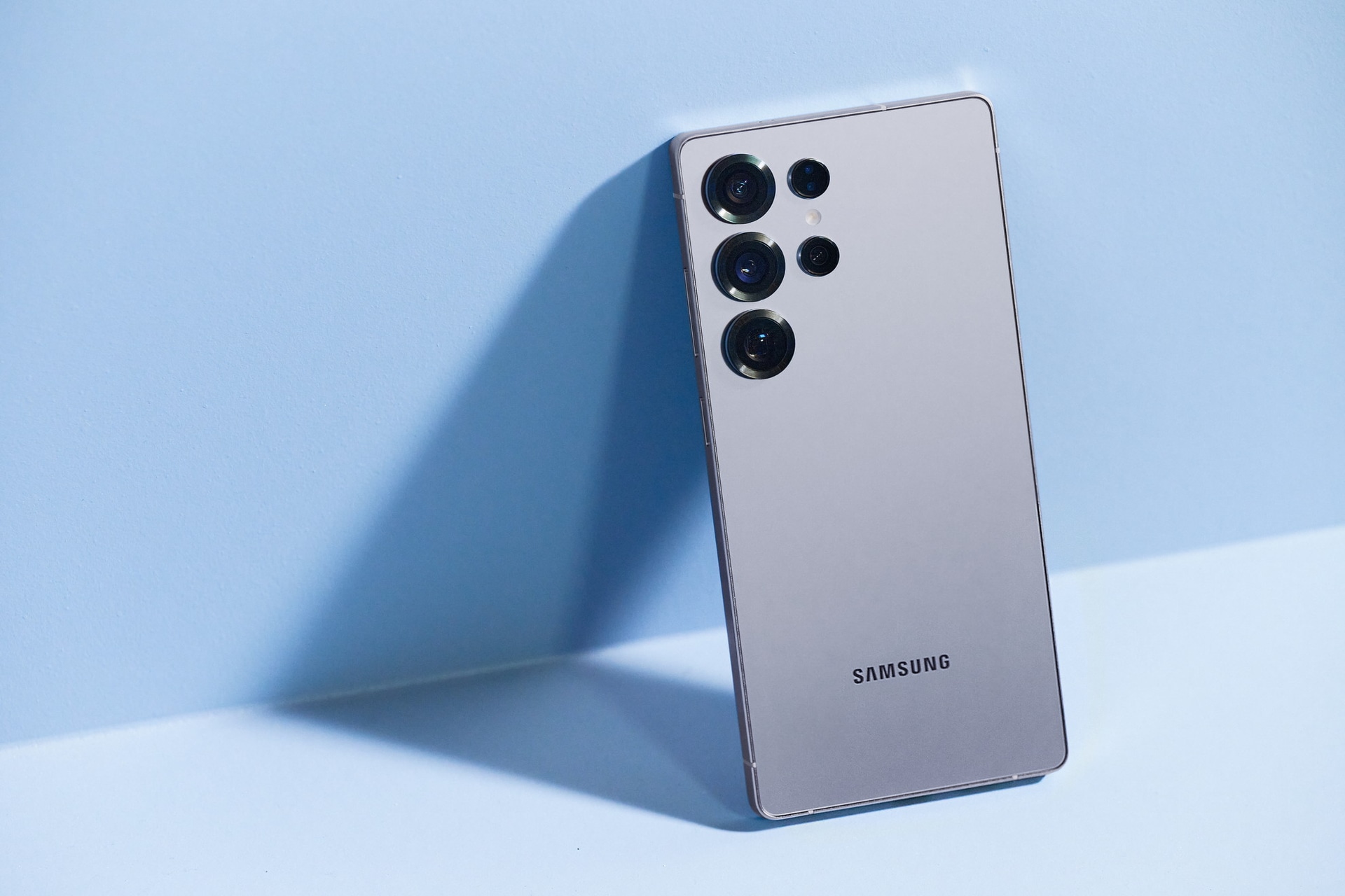 Galaxy S25 Ultraのチタニウム シルバーブルーとチタニウム ブラック