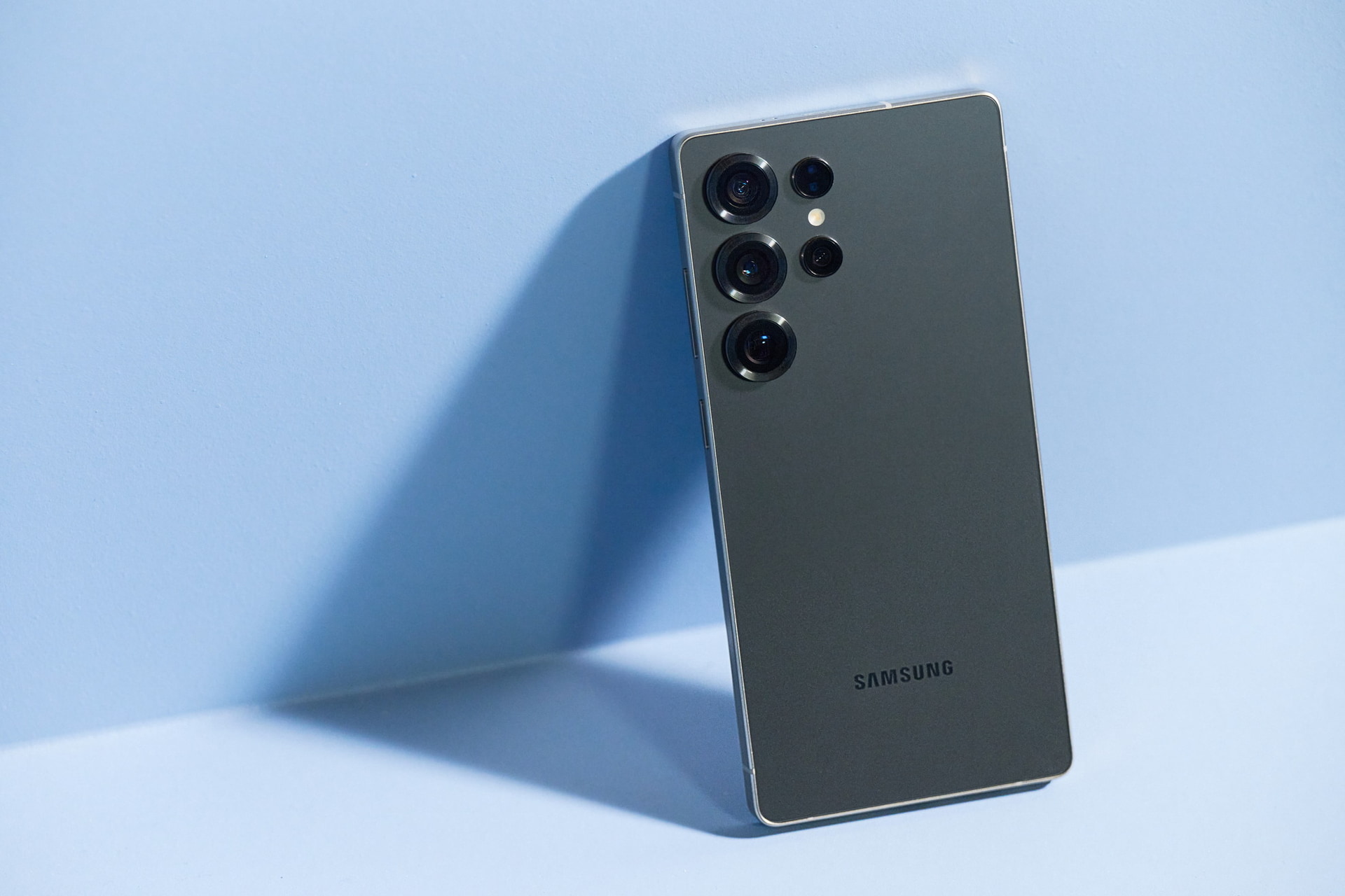 Galaxy S25 Ultraのチタニウム シルバーブルーとチタニウム ブラック