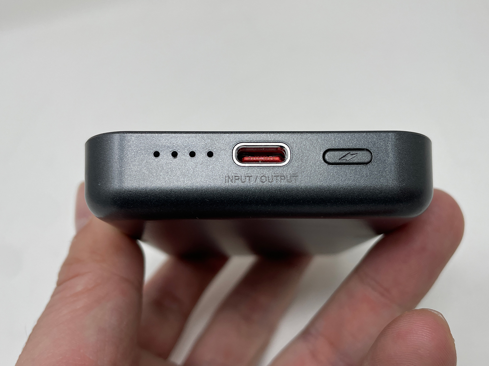 ワイヤレス充電だけでなく、USB Type-Cから有線での充電もできます。左の4つの穴は充電状態を表示するインジケータです。