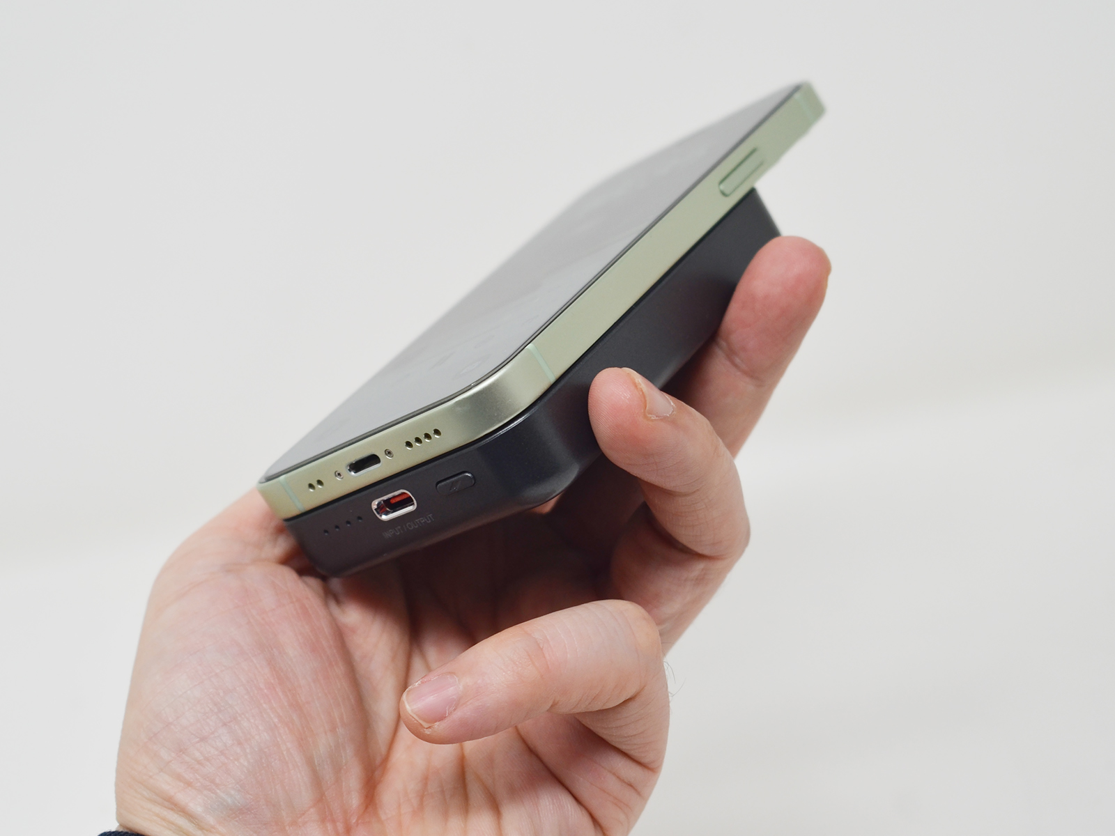 iPhone 12 miniの背面にシンデレラフィット