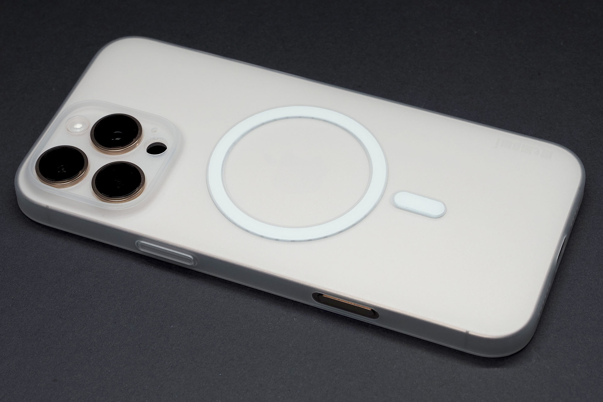 ホワイトは半透明でiPhoneのデザインや色がうっすらと感じられる。ボタン類は問題なく操作できる。サラリとした触り心地だ。MagSafe部分はマグネットがやや背面に飛び出していて凹凸がある。超薄ケースでMagSafe吸着力も強力にすると、こういう凸凹ができてしまうのだろう。