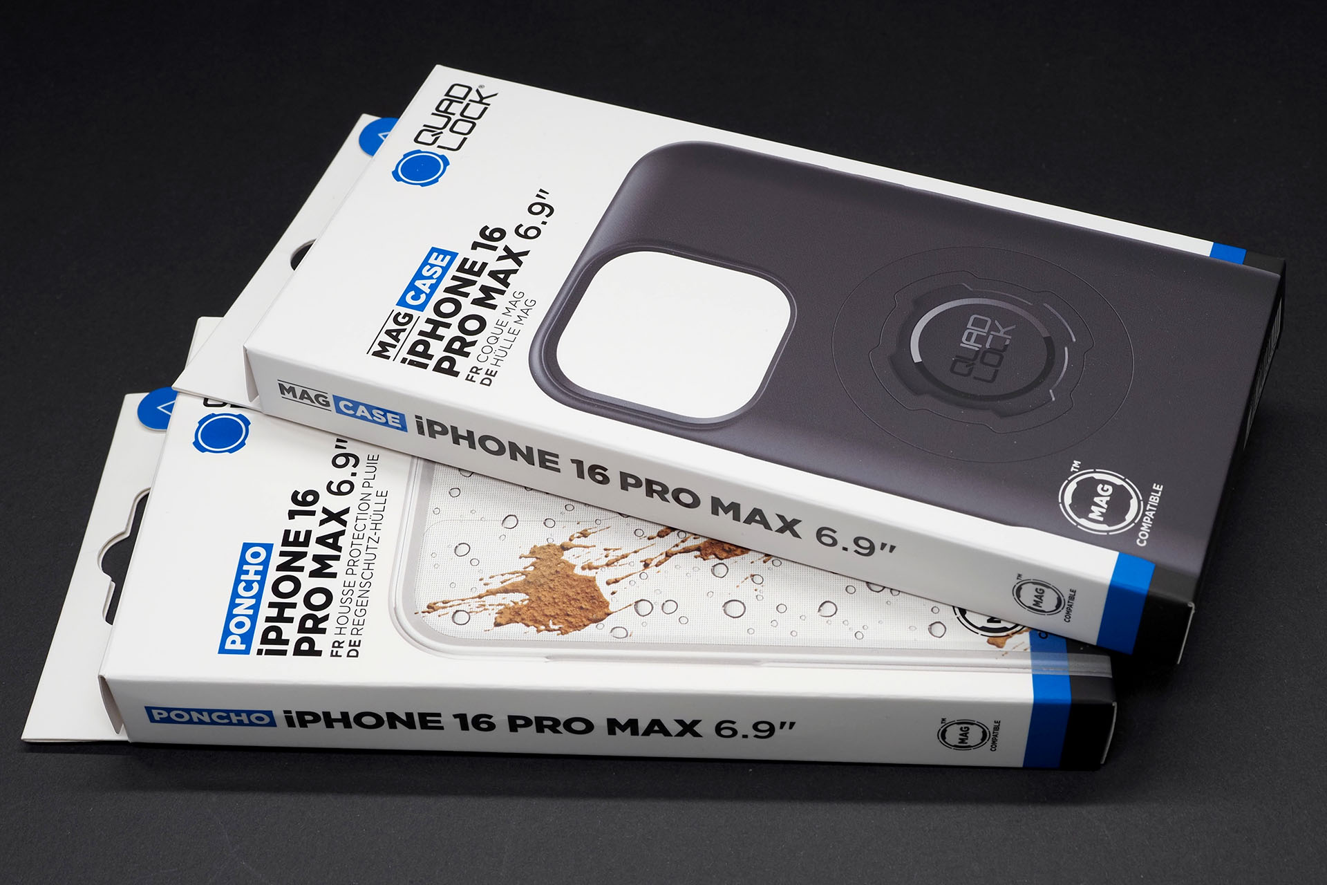 まだ1度も使っていない「QUAD LOCK MAG」ケース。下に見える箱は「PONCHO」というアクセサリーで、画面とカメラをガッツリと保護してくれる透明カバーだ。
