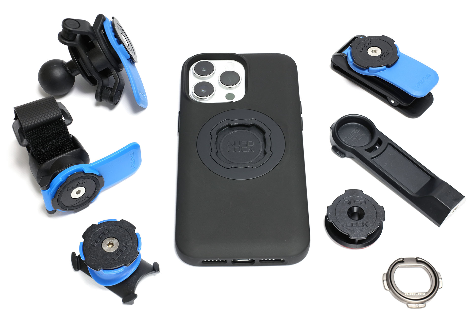 QUAD LOCKのスマートフォンケースは、さまざまなマウントと一緒に使ってスマートフォンを車載などするときに非常に役立つ。QUAD LOCKはケース側の凹形状とマウント側の凸形状が嵌合して固定されるという機構だ。ケース側を回す程度で着脱できて容易に扱えるが、嵌合した状態から不意に外れることはまずない。