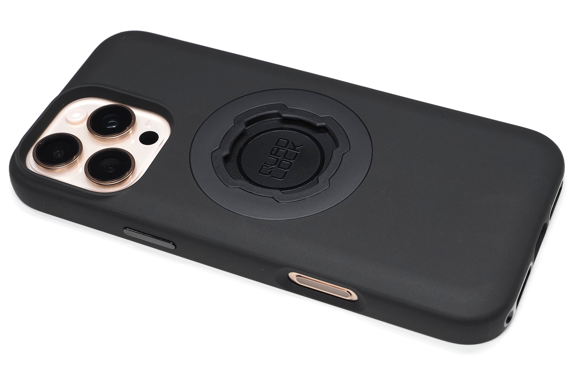 iPhone保護ケースとしては非常に高い安心感がある。QUAD LOCKマウントもまず外れない構造・手応えなので、激しいアウトドアアクティビティにはモッテコイって感じ。ボタン類は問題なく操作できる。