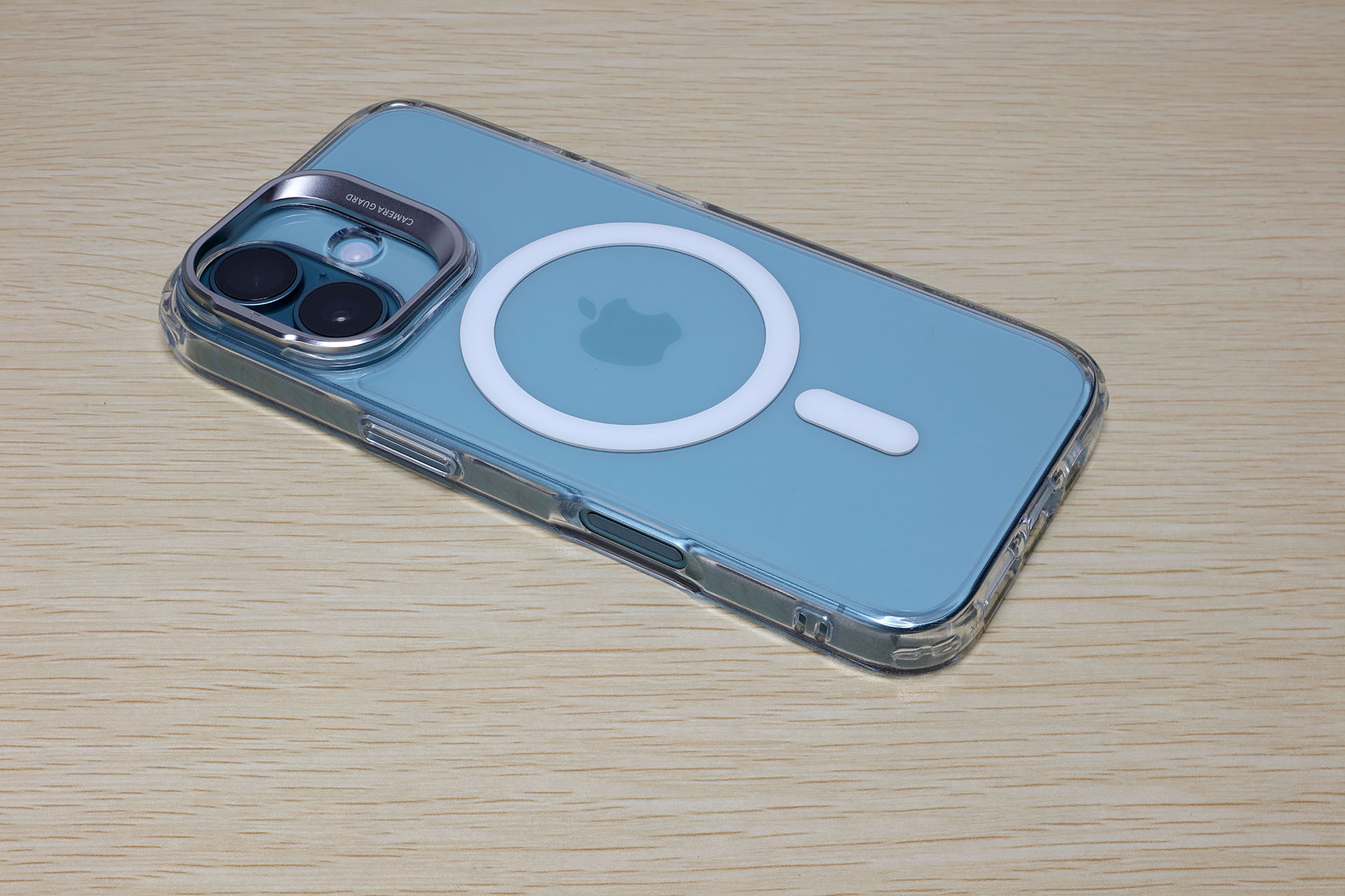 iPhoneのデザインがしっかり見える。ボタン類は問題なく操作できる。右側にはストラップホールもある。カメラ部は金属リングで保護される。