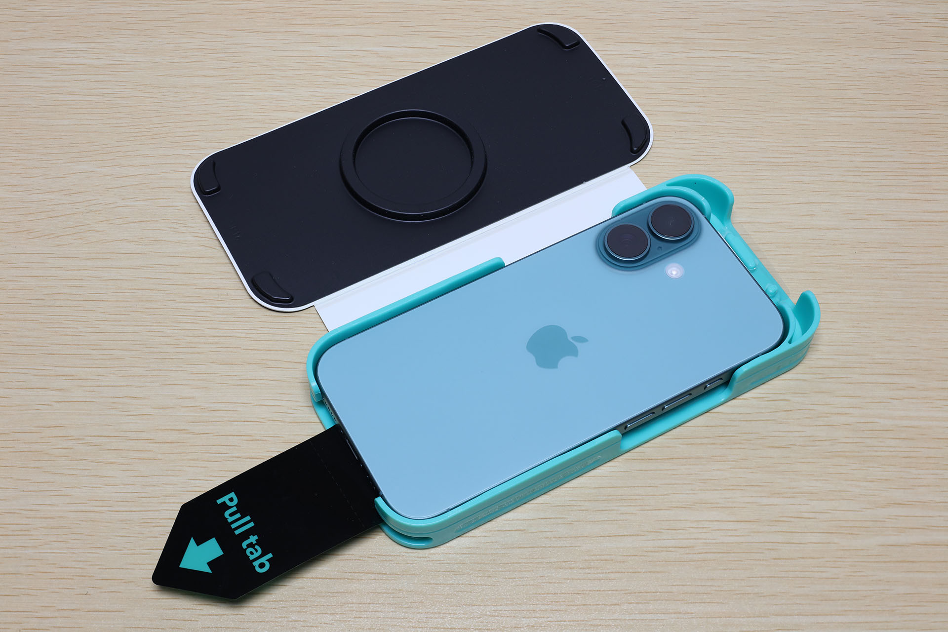 iPhoneを乗せてフタを閉めて……。