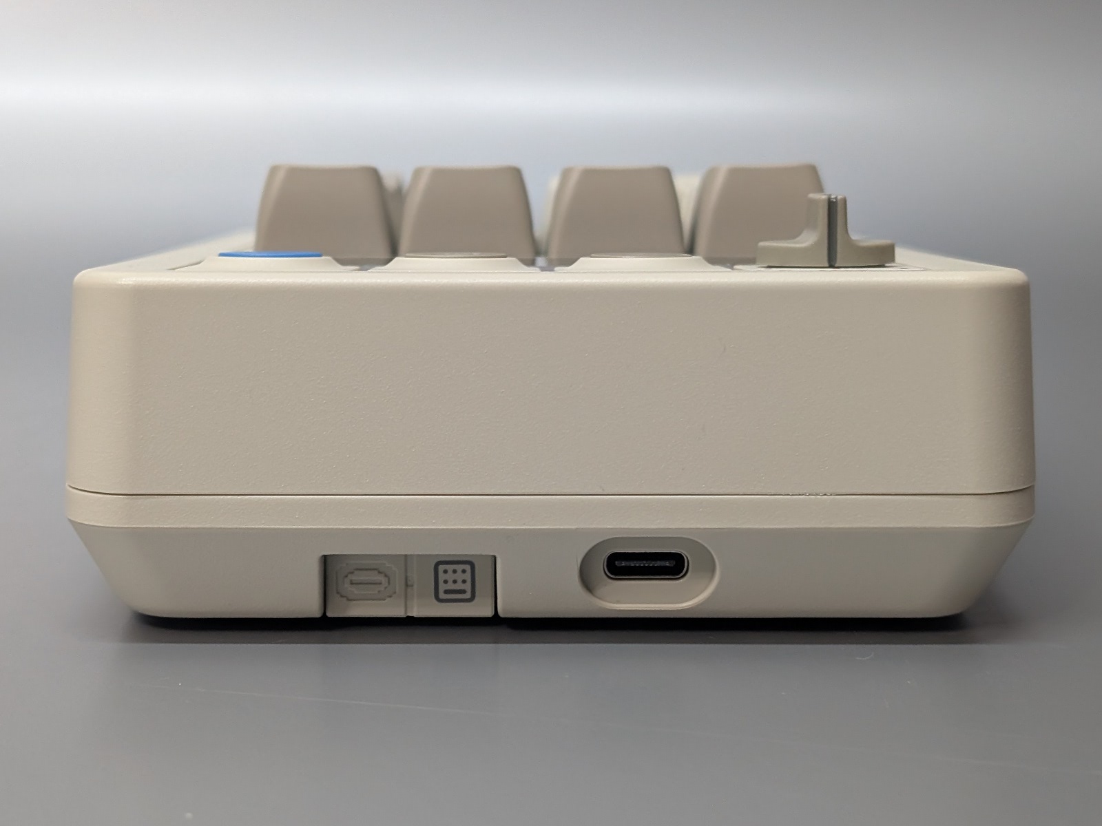 背面。USB Type-Cポートは充電に用いる。4時間の充電で160時間の駆動が可能だ