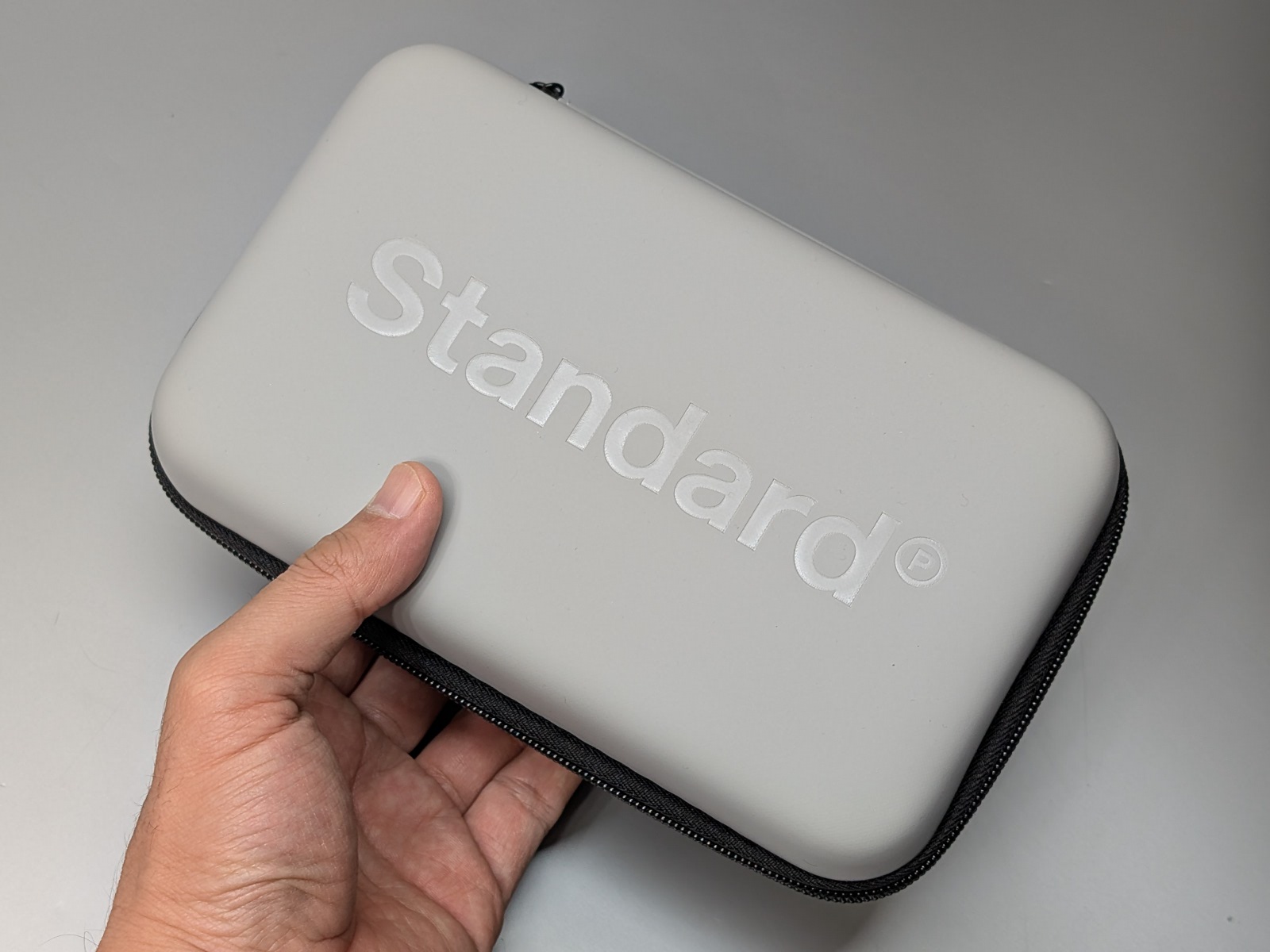 グレーとブラックの2色をラインナップ。Standard Productsのロゴがモールドされている