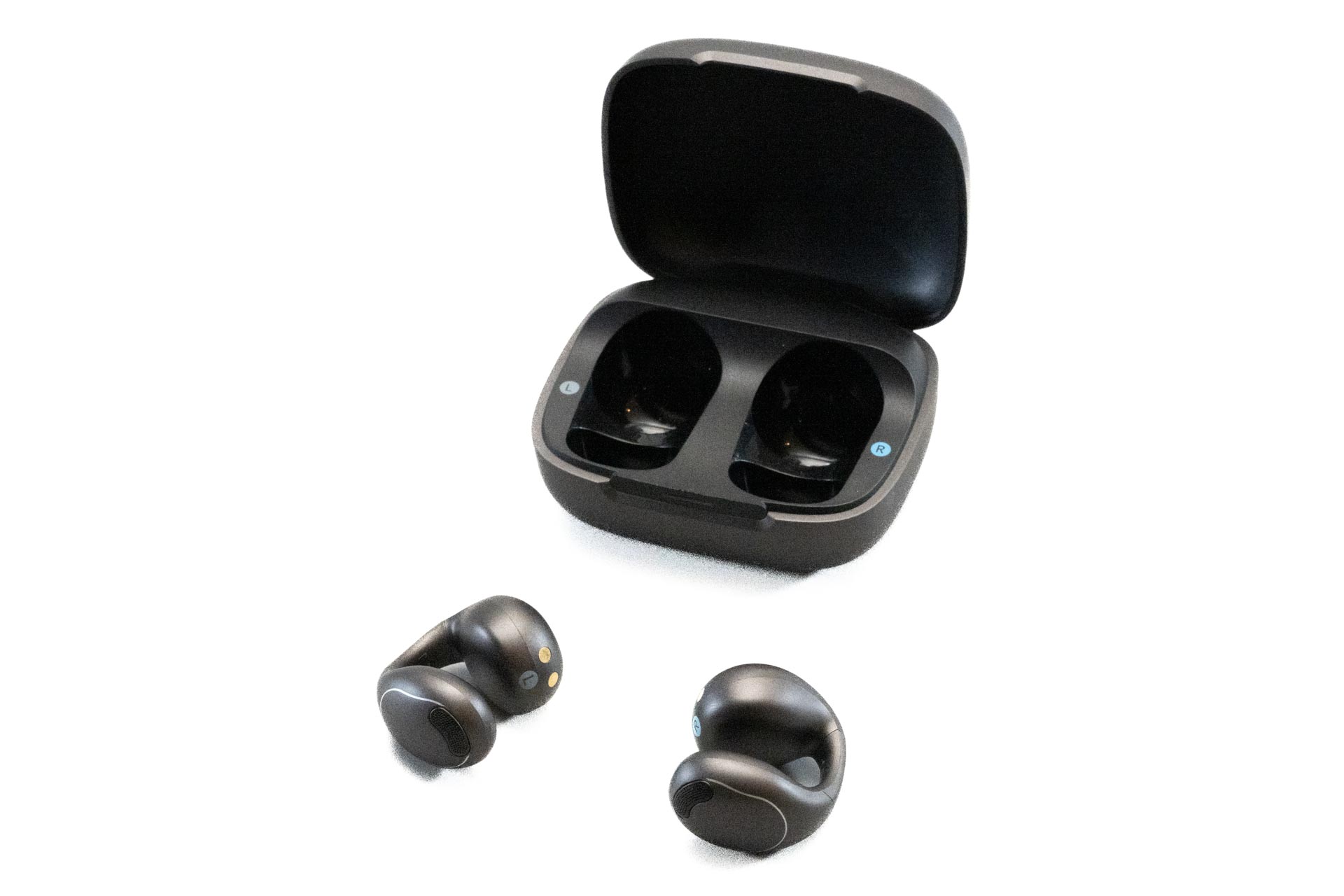 レシーバーの形状こそ特殊ですが一般的なフルワイヤレスイヤホンとケースなどの使い勝手に差はありません