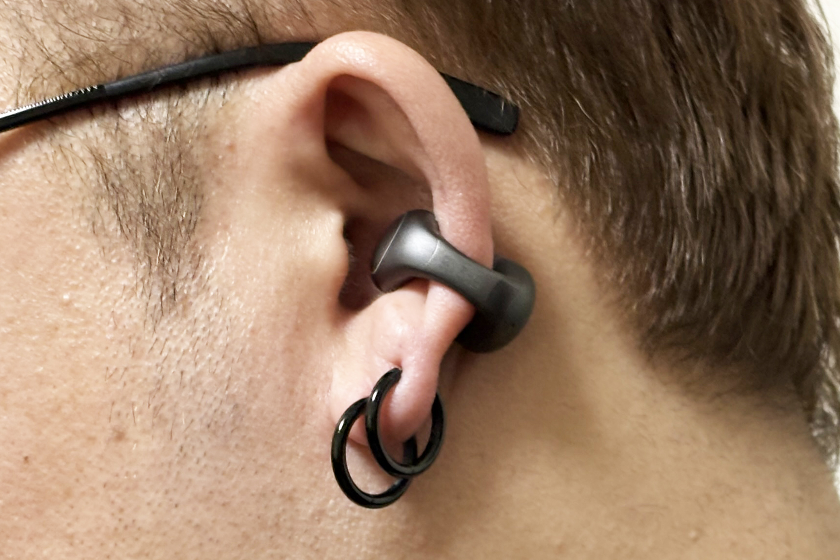 装着位置は耳の中央あたり。メガネやアクセサリとの干渉がなく快適です