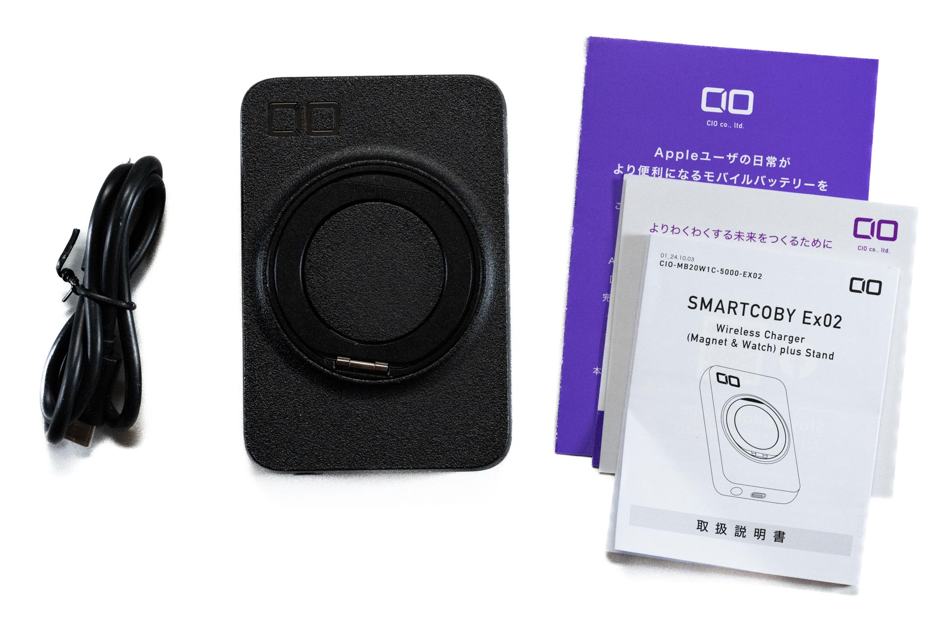 付属品はUSB Type-Cケーブルとマニュアル類。本機の充電に必要なACアダプタはスマートフォンのものを使うか、別に用意が必要です