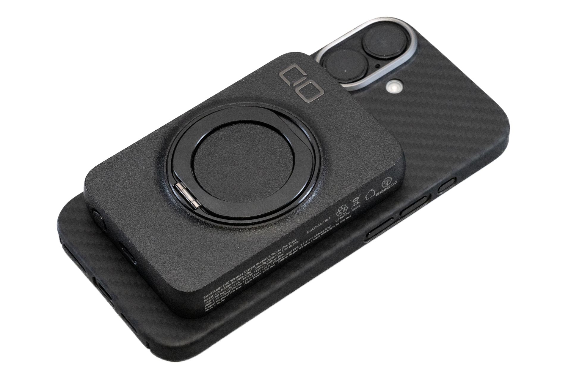 iPhoneよりは小ぶりですが厚みはあるため充電中は片手では持ちづらくなります