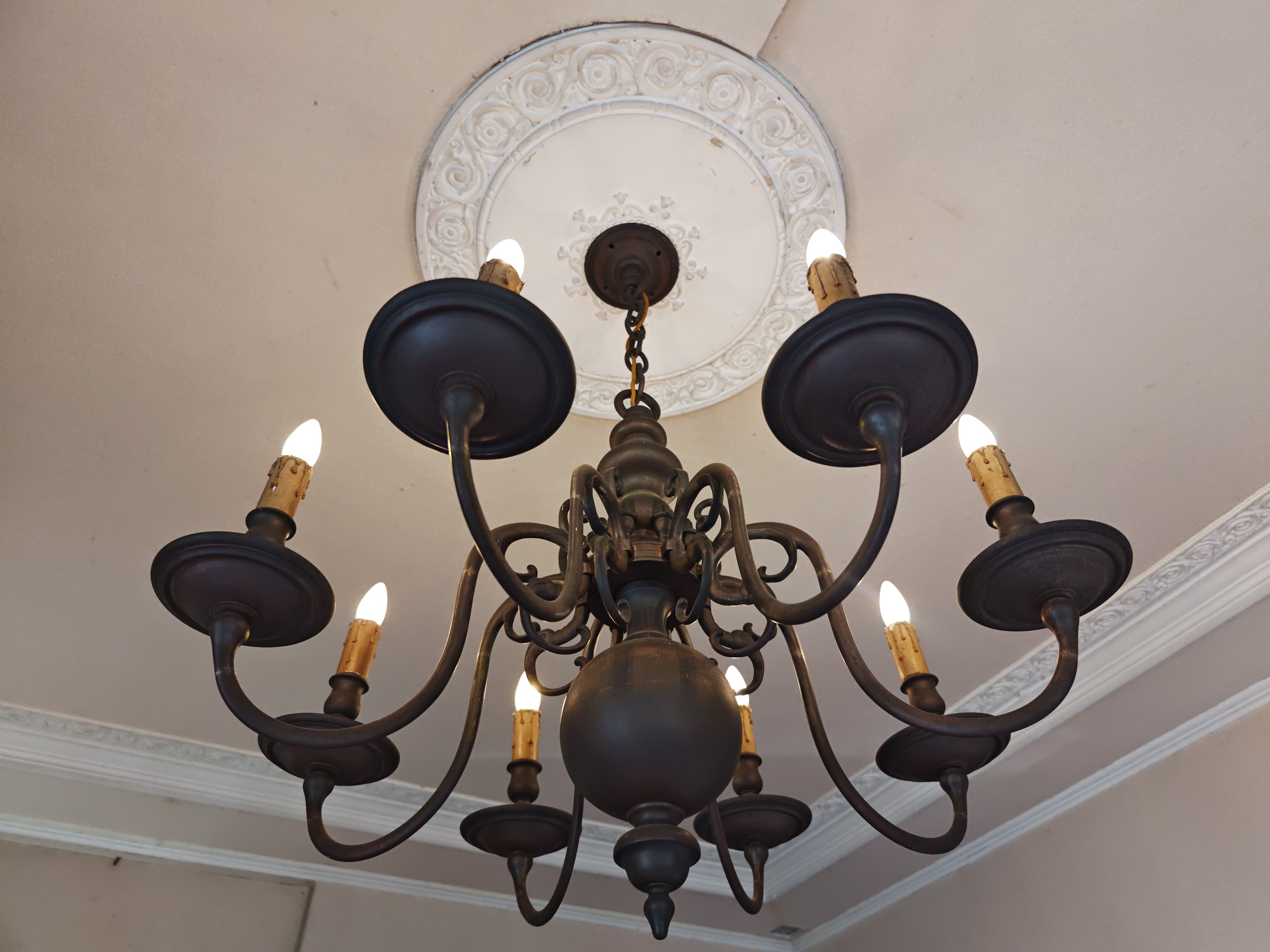 天井から吊られたシャンデリア。実際よりやや明るめの露出になったが、細かい部分までしっかりと写しとられている