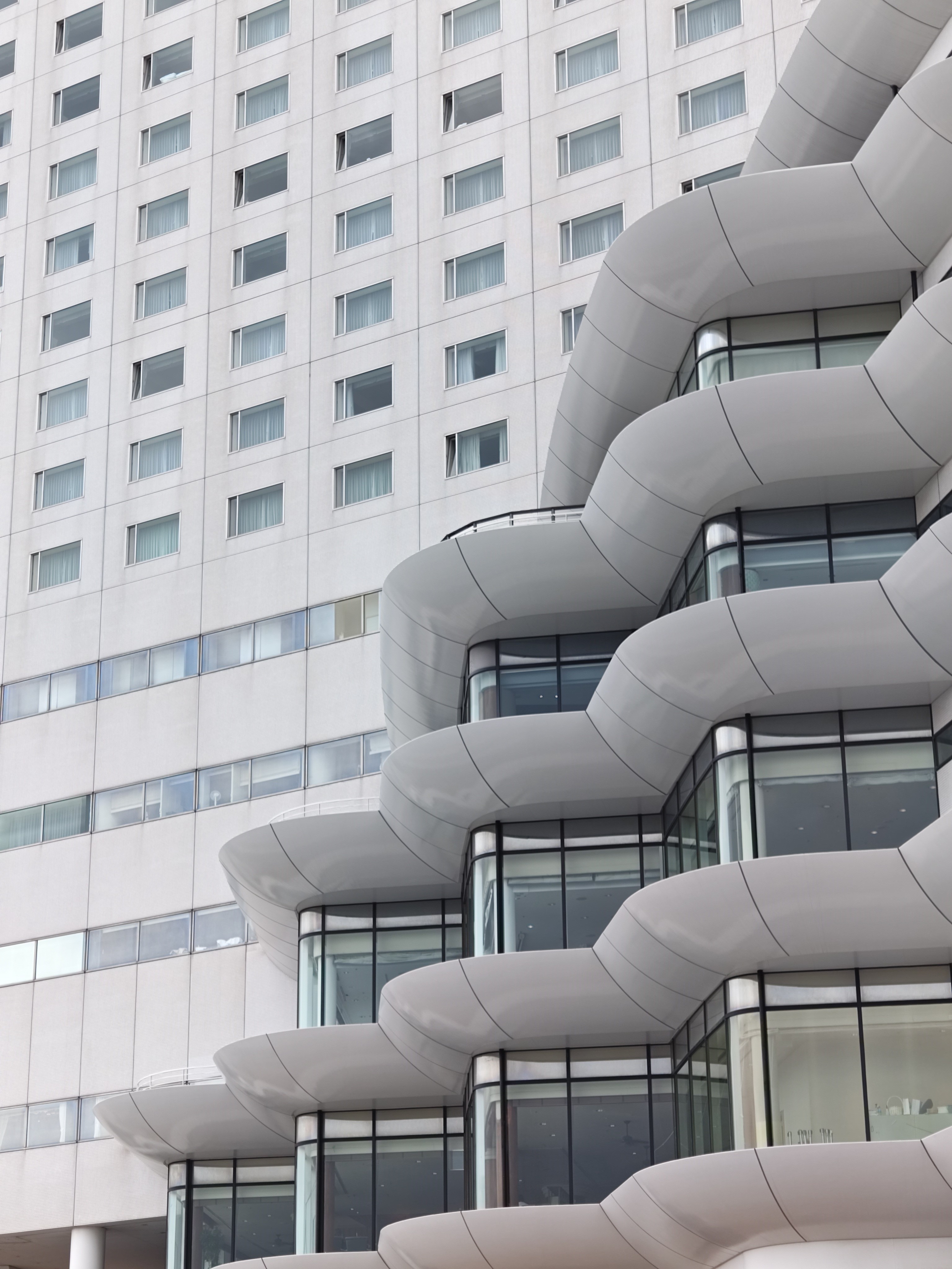 望遠カメラの写りもまずまずである。遠近感を圧縮した絵作りも楽しめる。1インチセンサーだけでなく他のカメラも優秀な印象だ