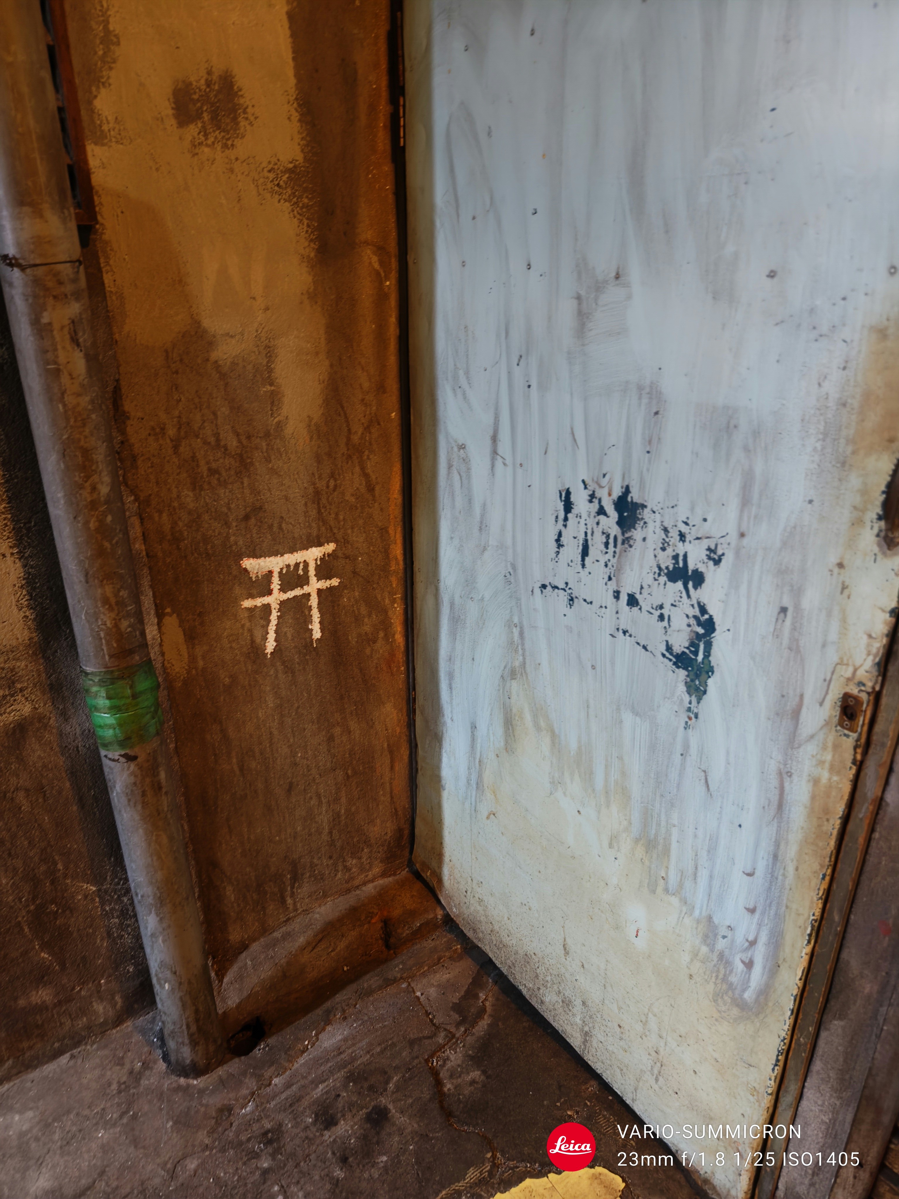 薄暗い裏通りも明るく確実にキャプチャーできるのがいい。大きなセンサーならではの描写だ。ところでこのマーク、今の若い人には意味がわかるのだろうか？