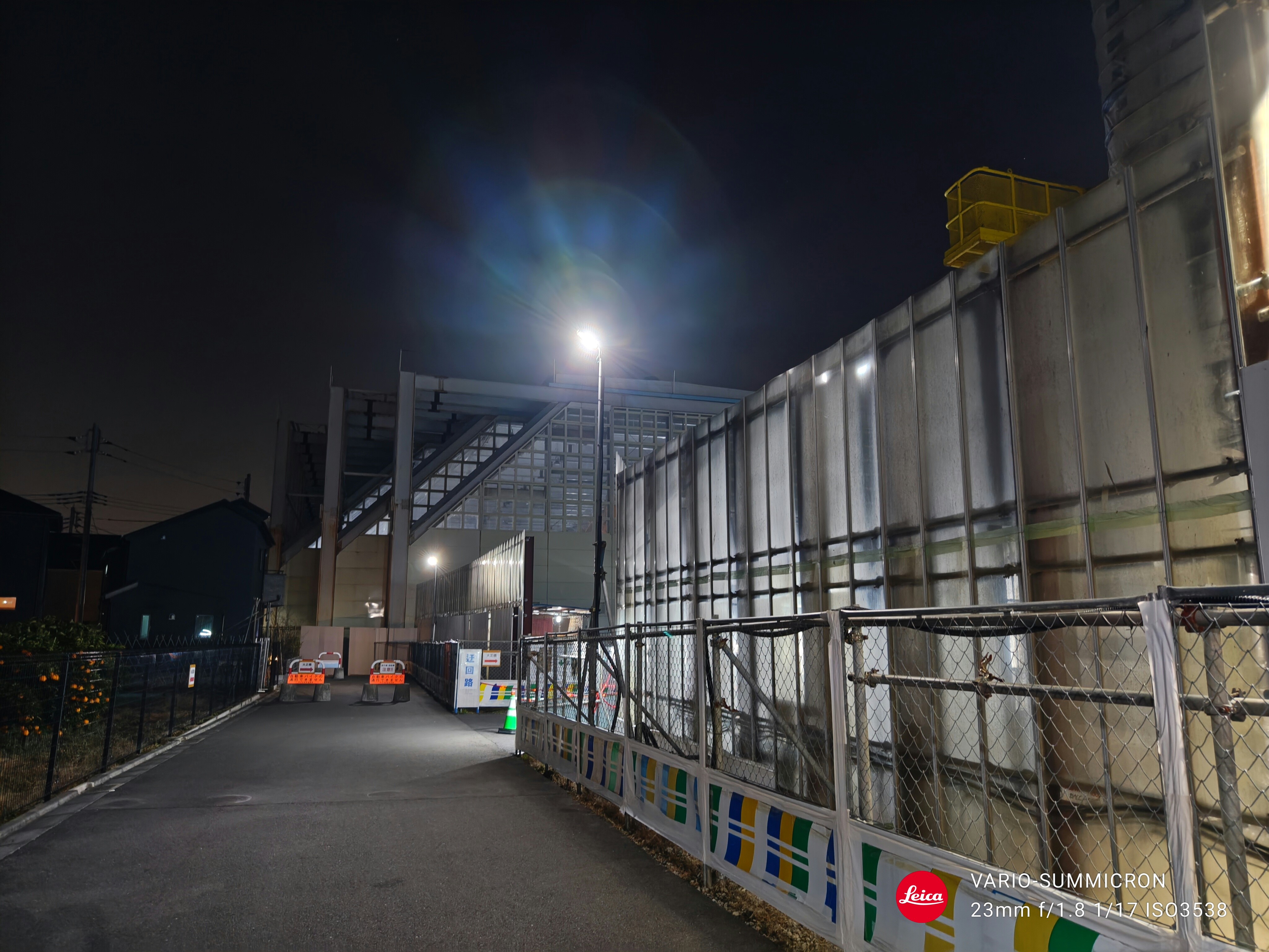 当然夜間撮影も優れた画質である。物理的なシャッターキーではなく、スクリーン上のシャッターボタンを使った方がこのようなシチュエーションでは微ブレが防げる。点光源部周辺のフレアの発生が残念だ