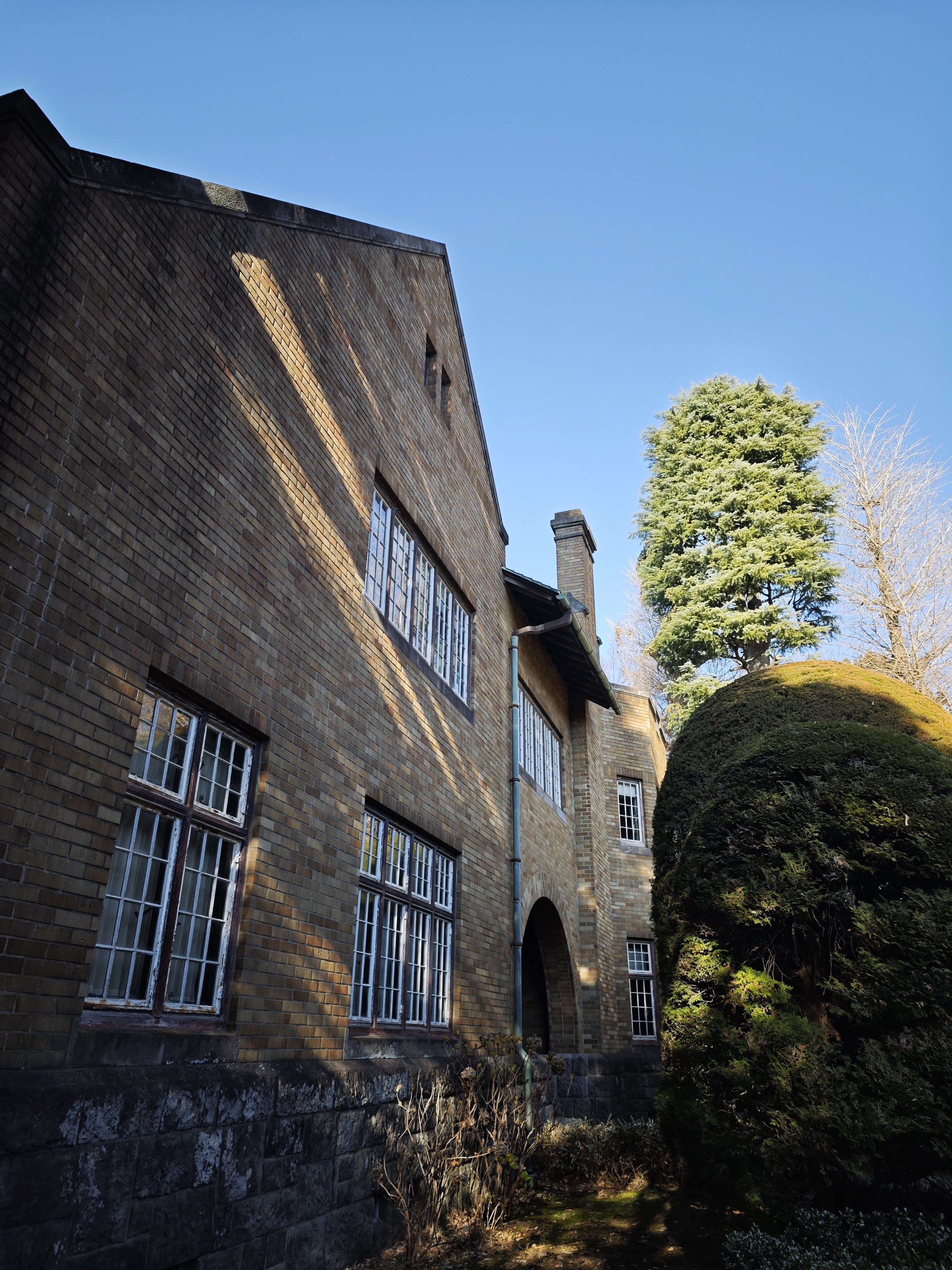 洋館の壁面、斜めに差し込む光の感じが気に入った。色合い、コントラストともに良好でコンパクトデジタルカメラ顔負けの精細感だ