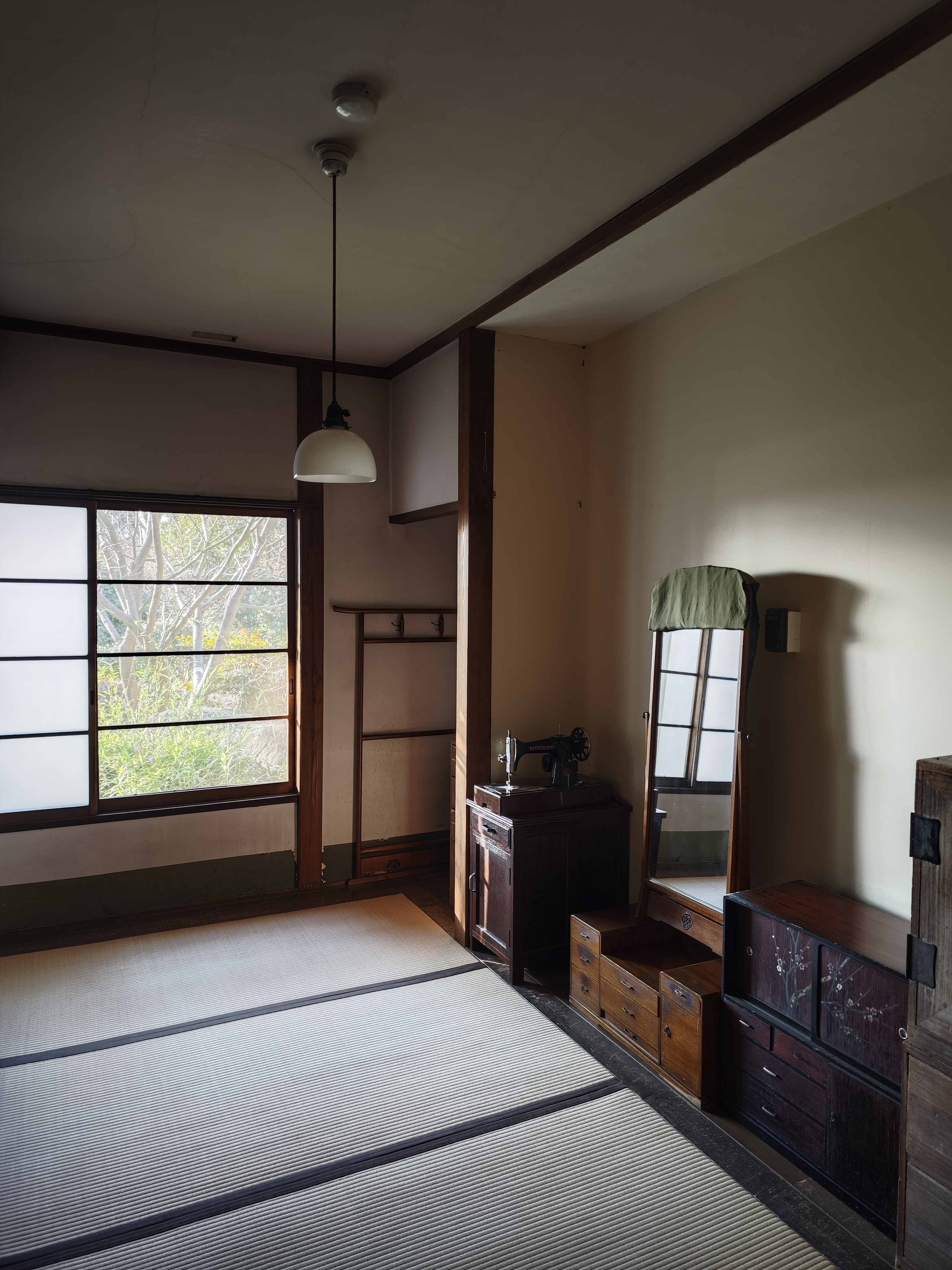 外光が入る和室で。畳の目の細かい写り、鏡台の木材感、壁の微妙な凹凸まで「Xiaomi 14 Ultra」はリアルに写しとった