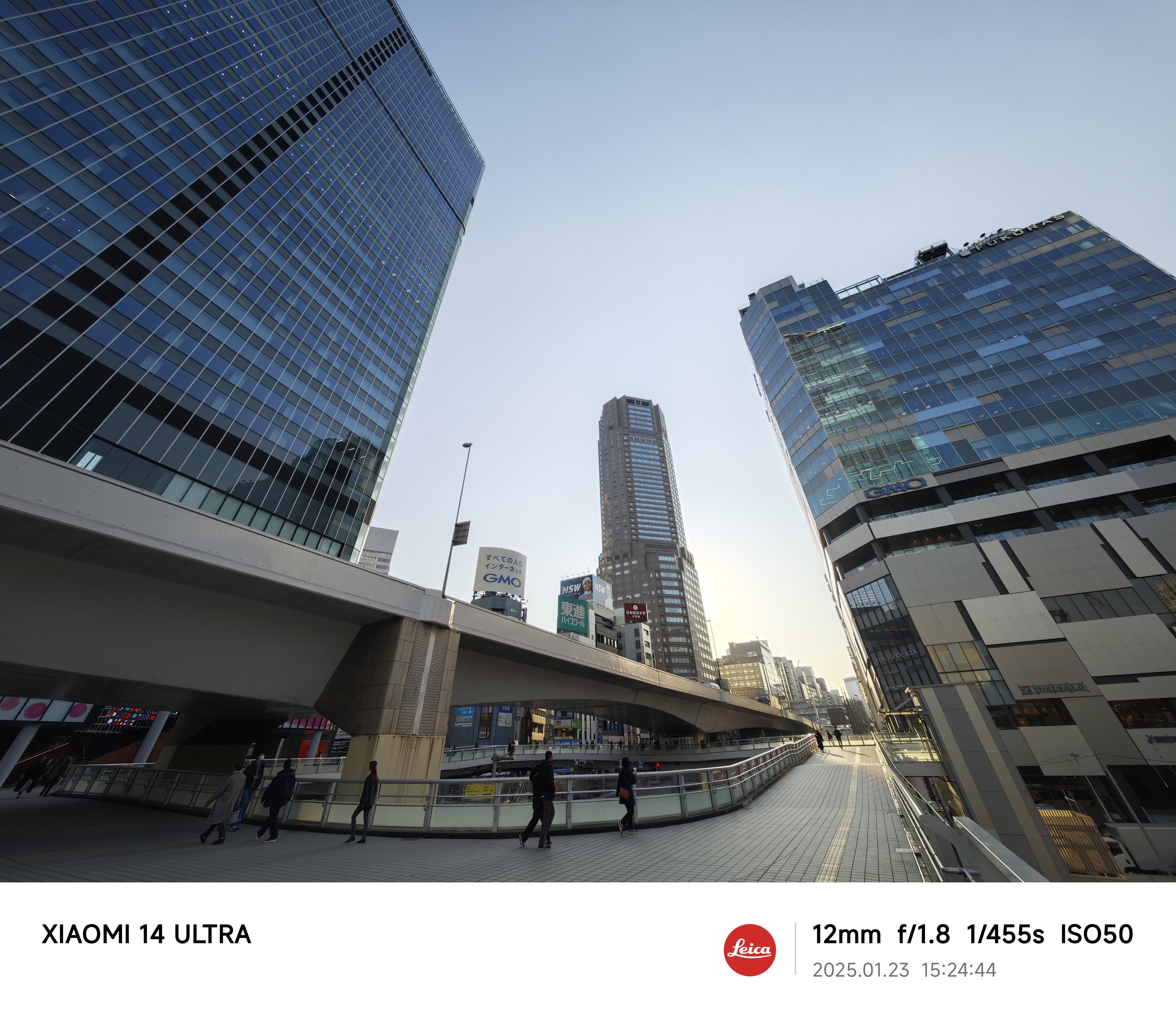 超広角カメラもなかなかの写り。渋谷駅前の建物も直線が気持ちよく写っている。ヌケ感もまずまず