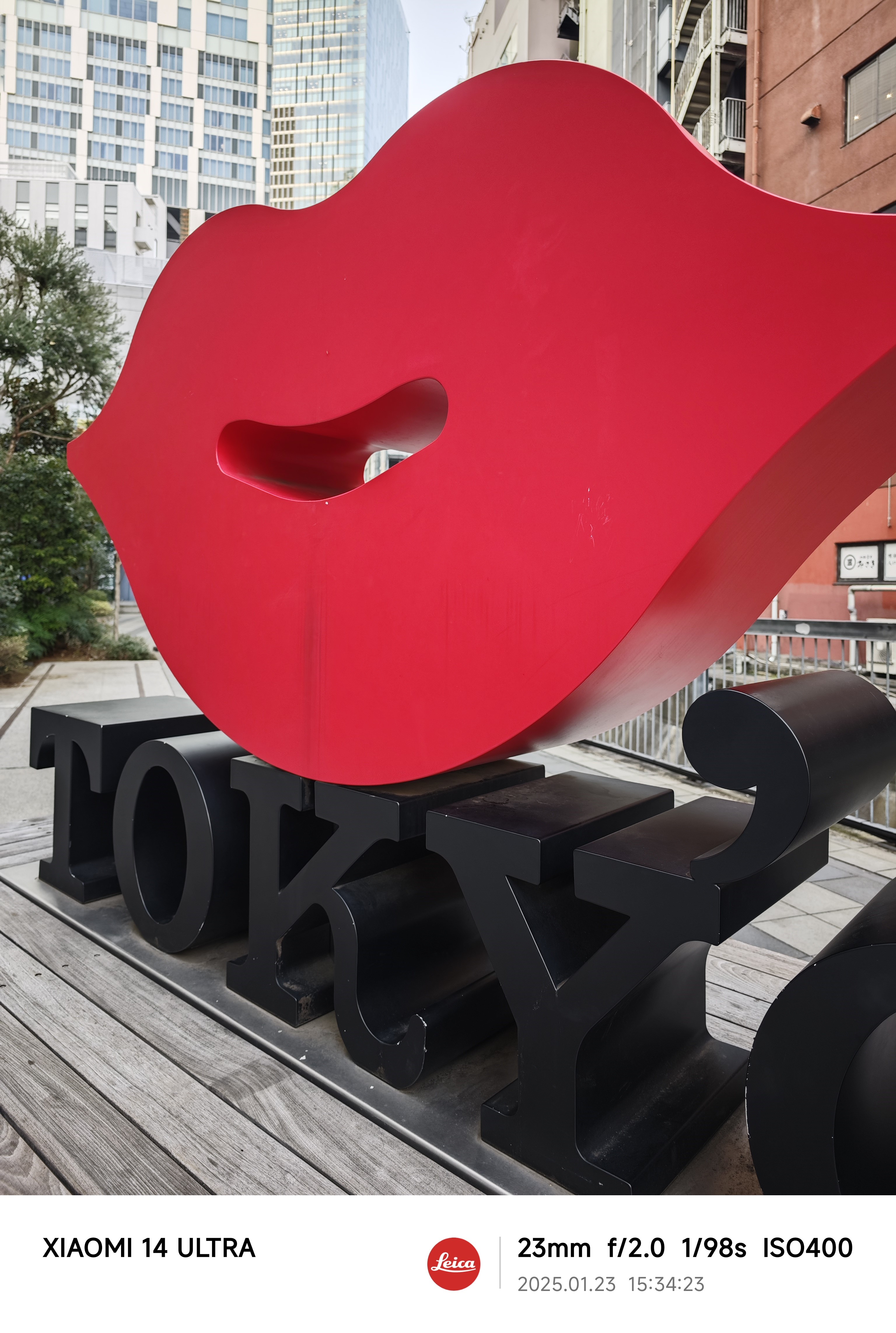 薄曇りの日だったがけっこう色のりがいいカットになった。モニュメントを構成するさまざまな素材のテクスチャー感がリアル。この端末はやはり「Photography Kit」があると使いやすいなあ、と以前の連載で取り上げた時の使用感を思い出した